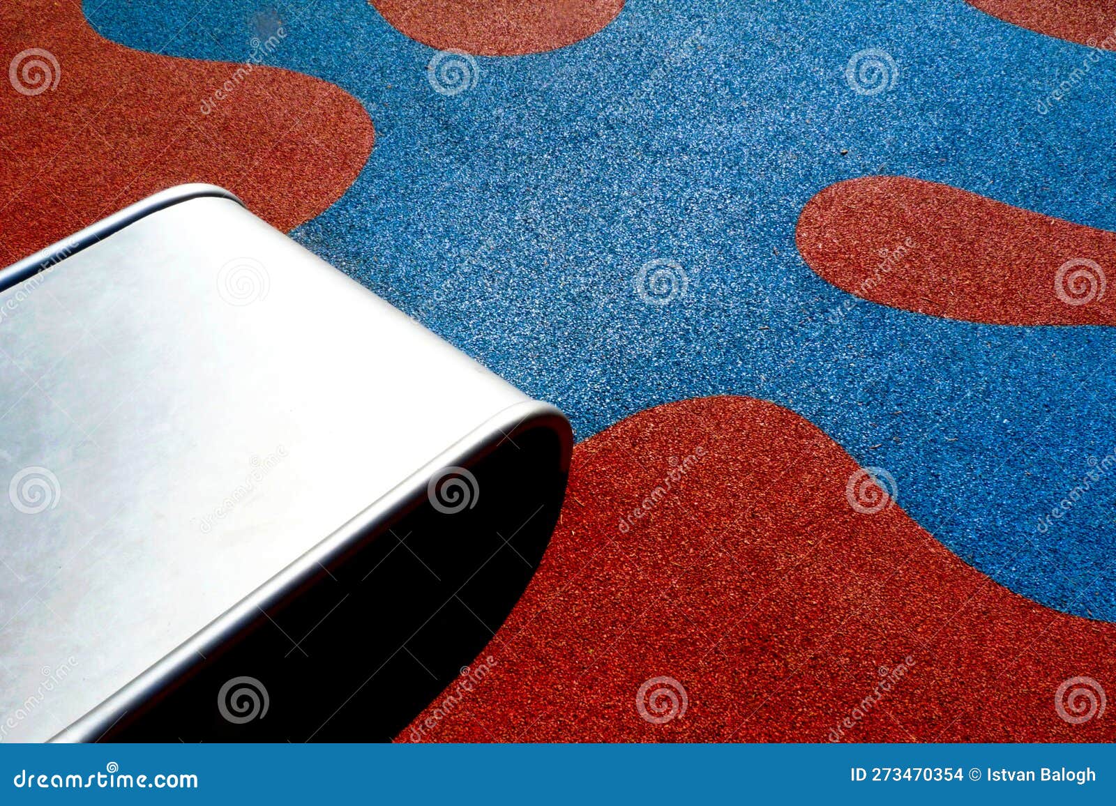 Deportes De Caucho Acolchados Y Detalles Del Suelo De Seguridad. área De  Juego Con Un Patrón De Flores Rojo Y Azul Foto de archivo - Imagen de  fondo, suelo: 273470354