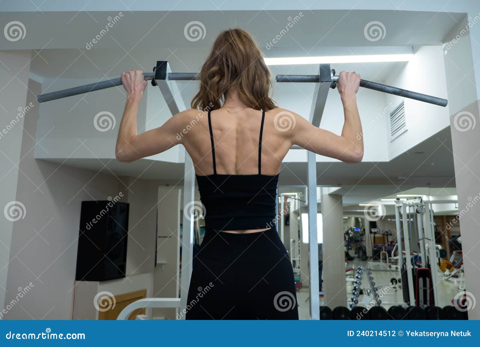 Mujer Deportiva De La Aptitud Que Muestra Su Cuerpo Bien Entrenado