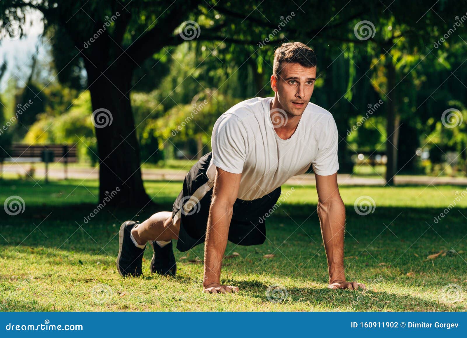 Hombre Cansado De Los Deportes Que Descansa Después De Correr Y Del  Entrenamiento Que Ejercitan Al Aire Libre Imagen de archivo - Imagen de  hermoso, aptitud: 71674429