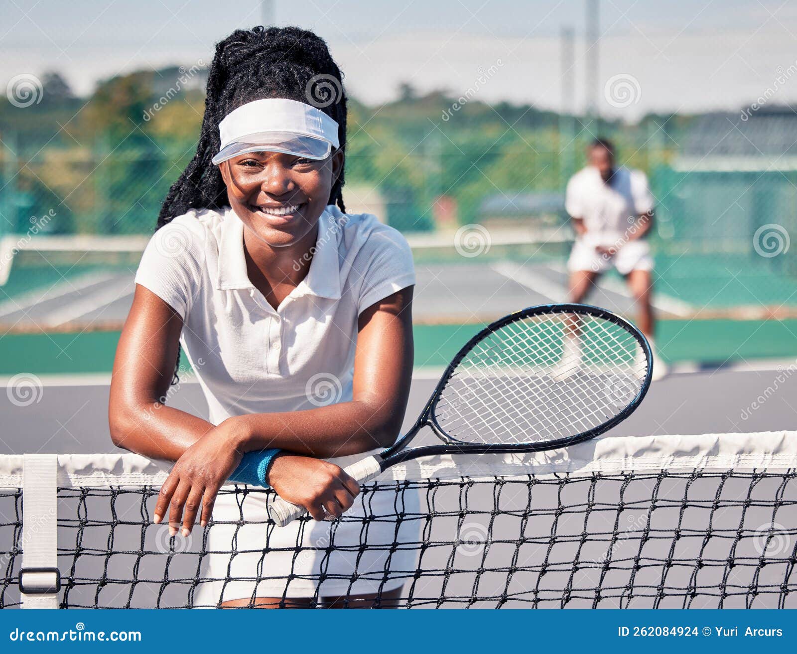 Deportiva Mujer Negra Y Relajarse En La Pista De Tenis Al Aire Libre Para  Hacer Ejercicio Físico Wellness O Hacer Ejercicio. Perso Foto de archivo -  Imagen de sonriente, hombre: 262084924