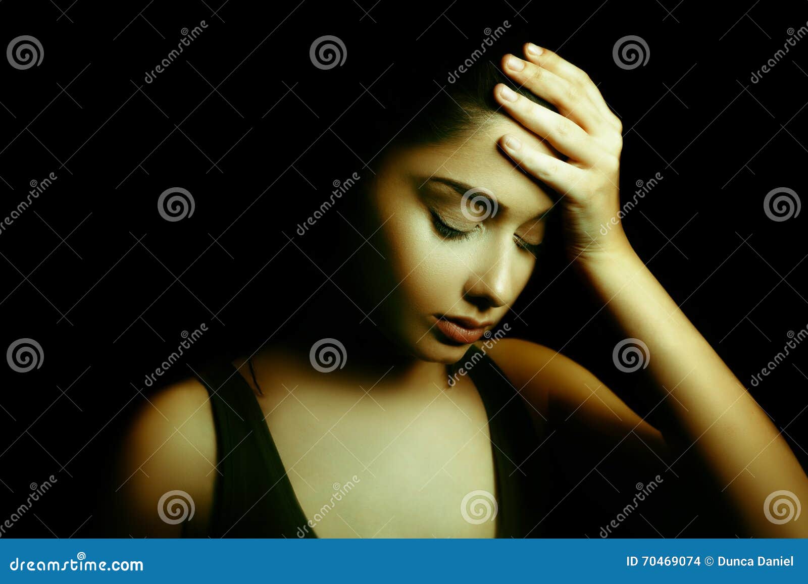 8,519 Perfil Triste De Las Mujeres Fotos de stock - Fotos libres de  regalías de Dreamstime