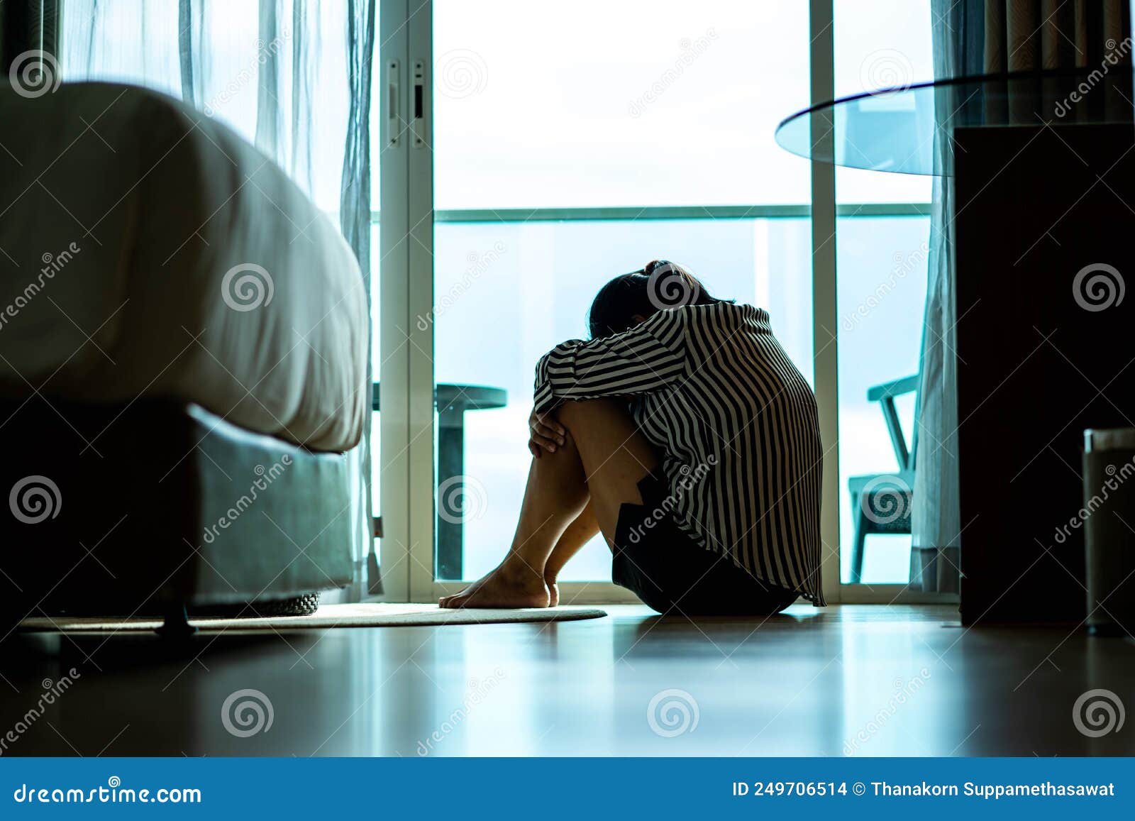 Triste Mulher Sentada No Chão - Fotografias de stock e mais