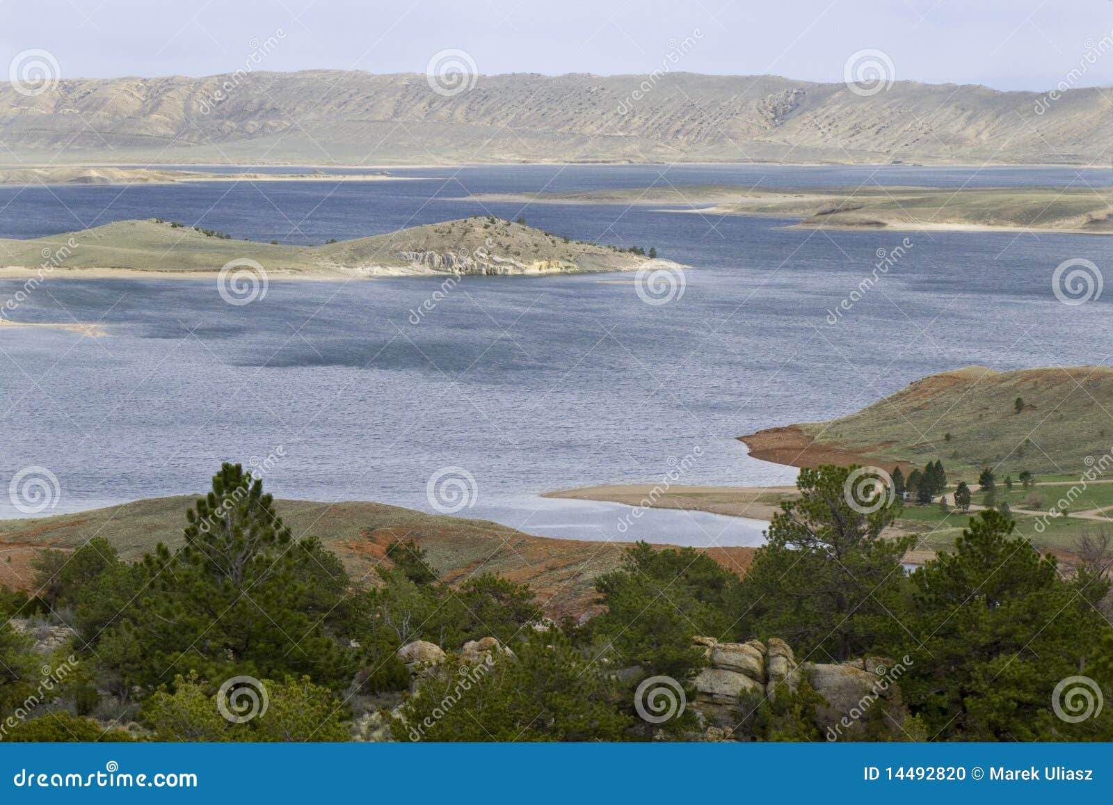 Depósito de Seminoe en Wyoming. Depósito de Seminoe en semi el desierto meridional Wyoming en condiciones ventosas típicas