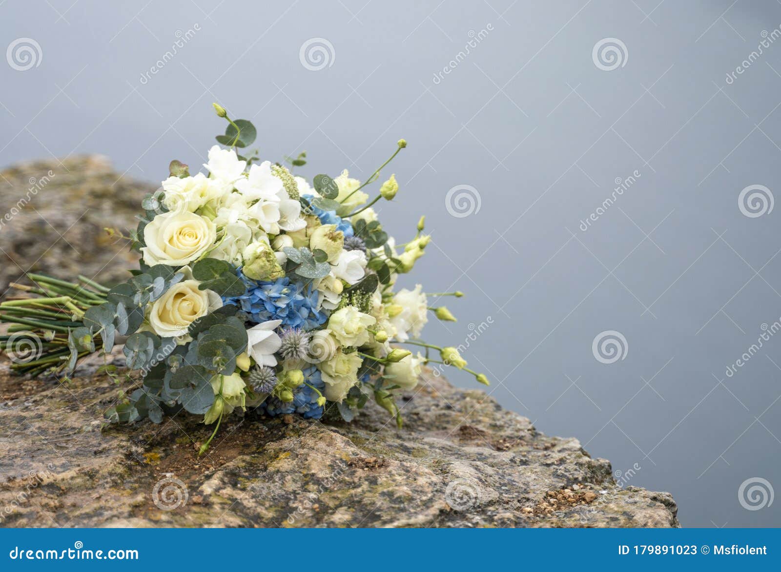 Der Brautstrauss Liegt Auf Einem Feuchten Stein Bewolkt Blutenmischung Rosen Blaue Hydrangeas Grun Regentropfen Stockbild Bild Von Kleid Betrieb 179891023