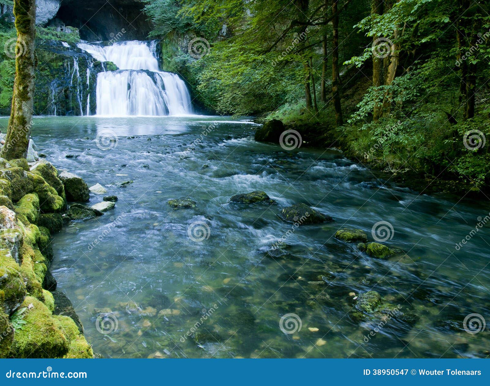 Der des Lisons Quellwasserfall in Doubs, Frankreich