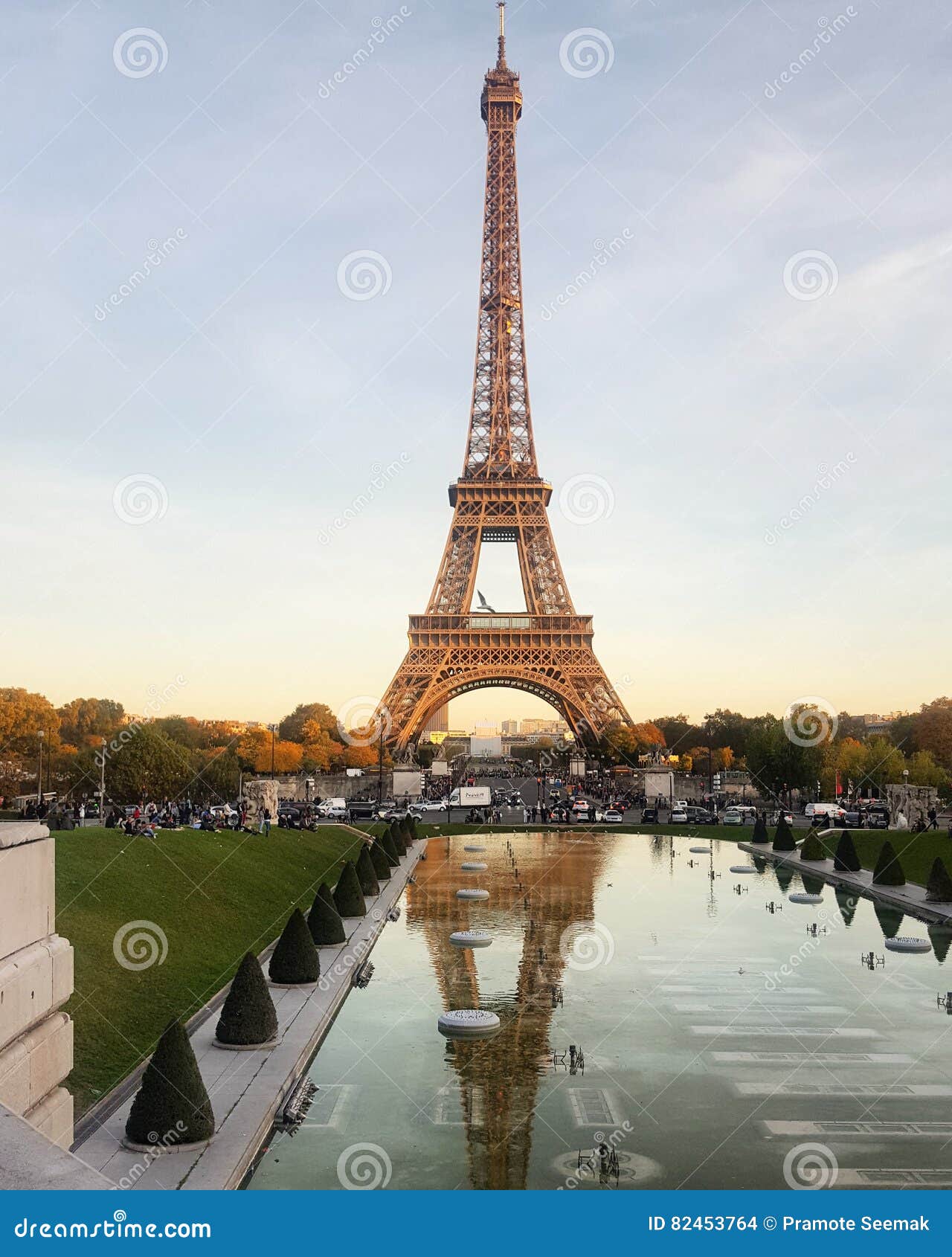 Der Eiffelturm Und Das Reflektierung Im Teich, Paris, Frankreich