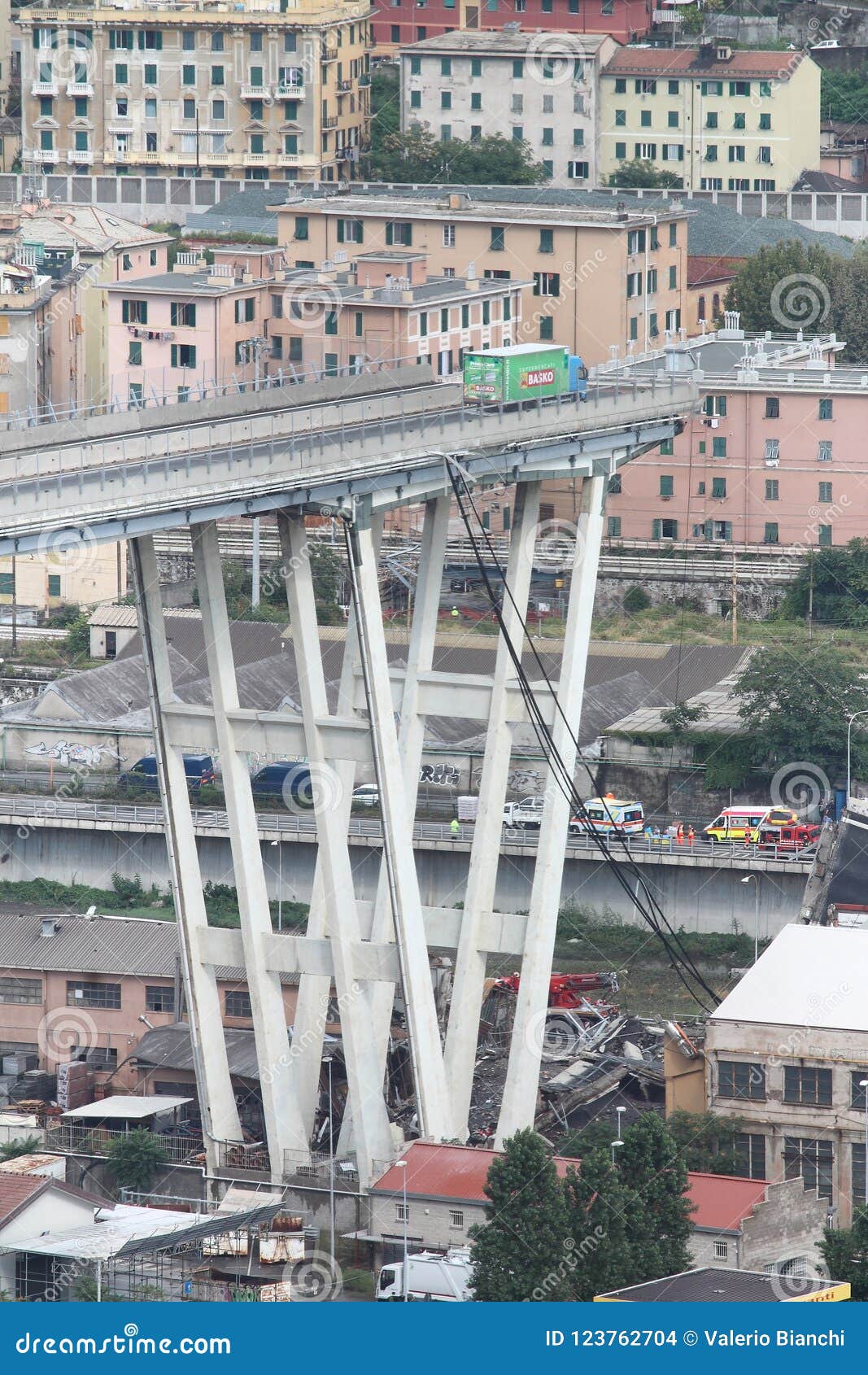 Der Einsturz der Morandi-Brücke in Genua - 14. August 2018 - Genoa Italy - der Konstruktionsfehler der Morandi-Brücke in Genua nannte auch den Polcevera-Viadukt