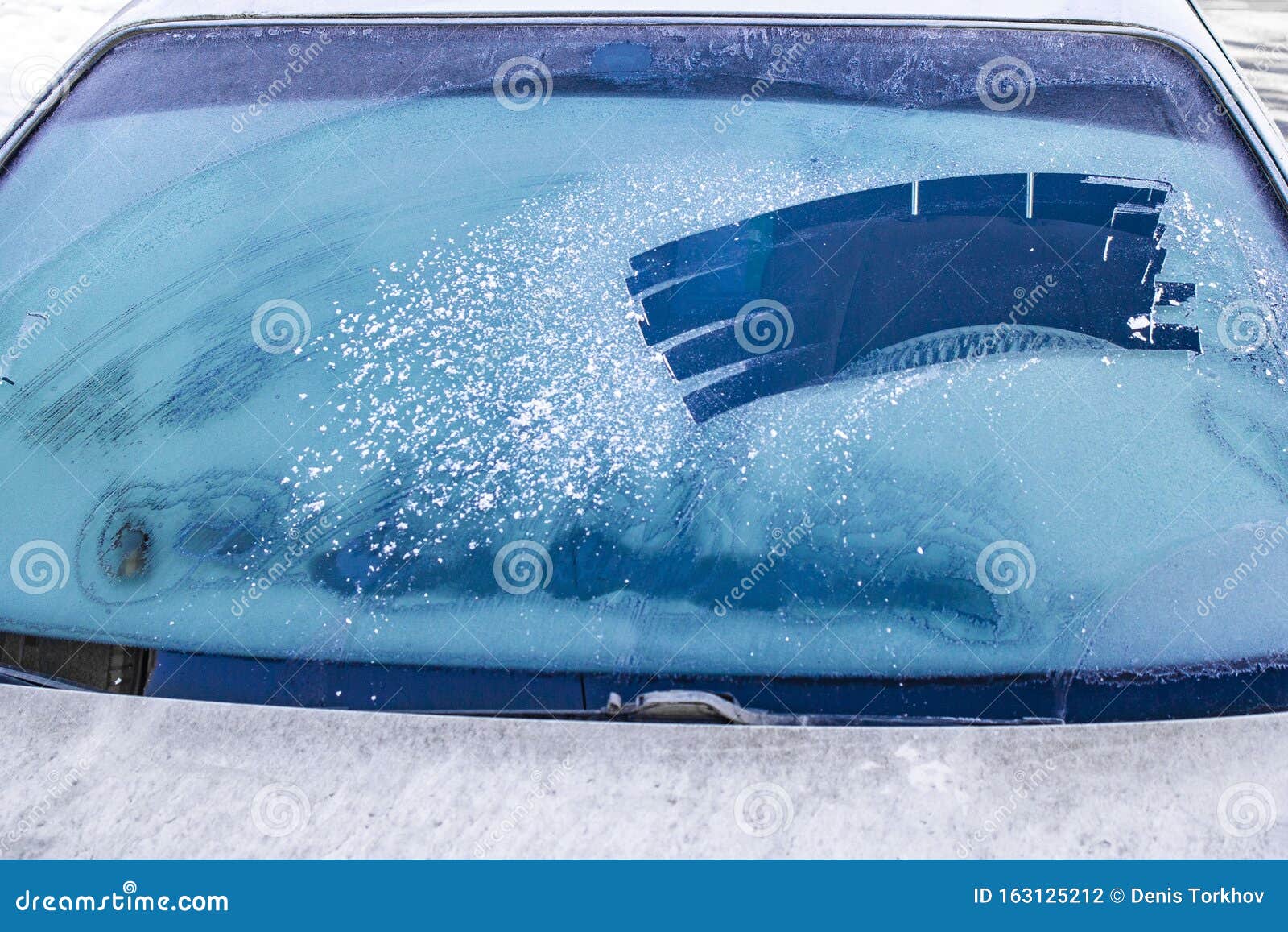 Der Frost an Der Windschutzscheibe Im Kalten, Vorderen Und Hinteren  Hintergrund Ist Verschwommen Stockfoto - Bild von nave, frost: 163125212