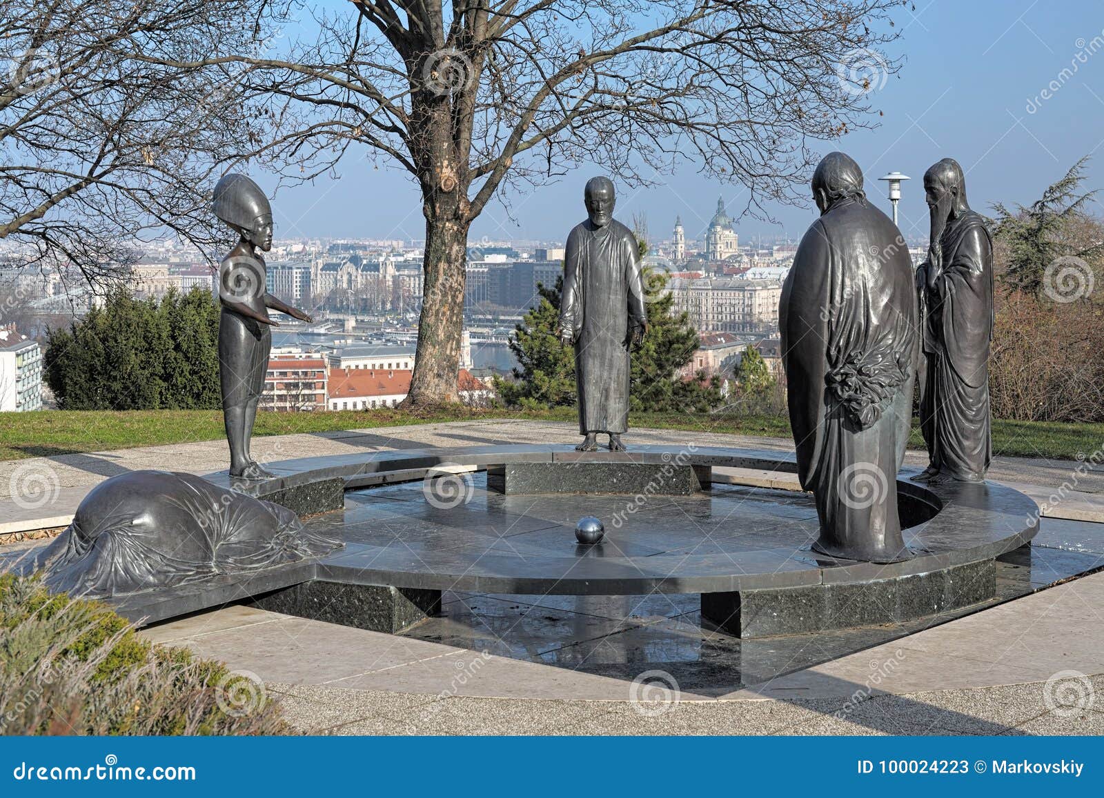 Der Garten Des PhilosophieMonuments in Budapest, Ungarn Redaktionelles