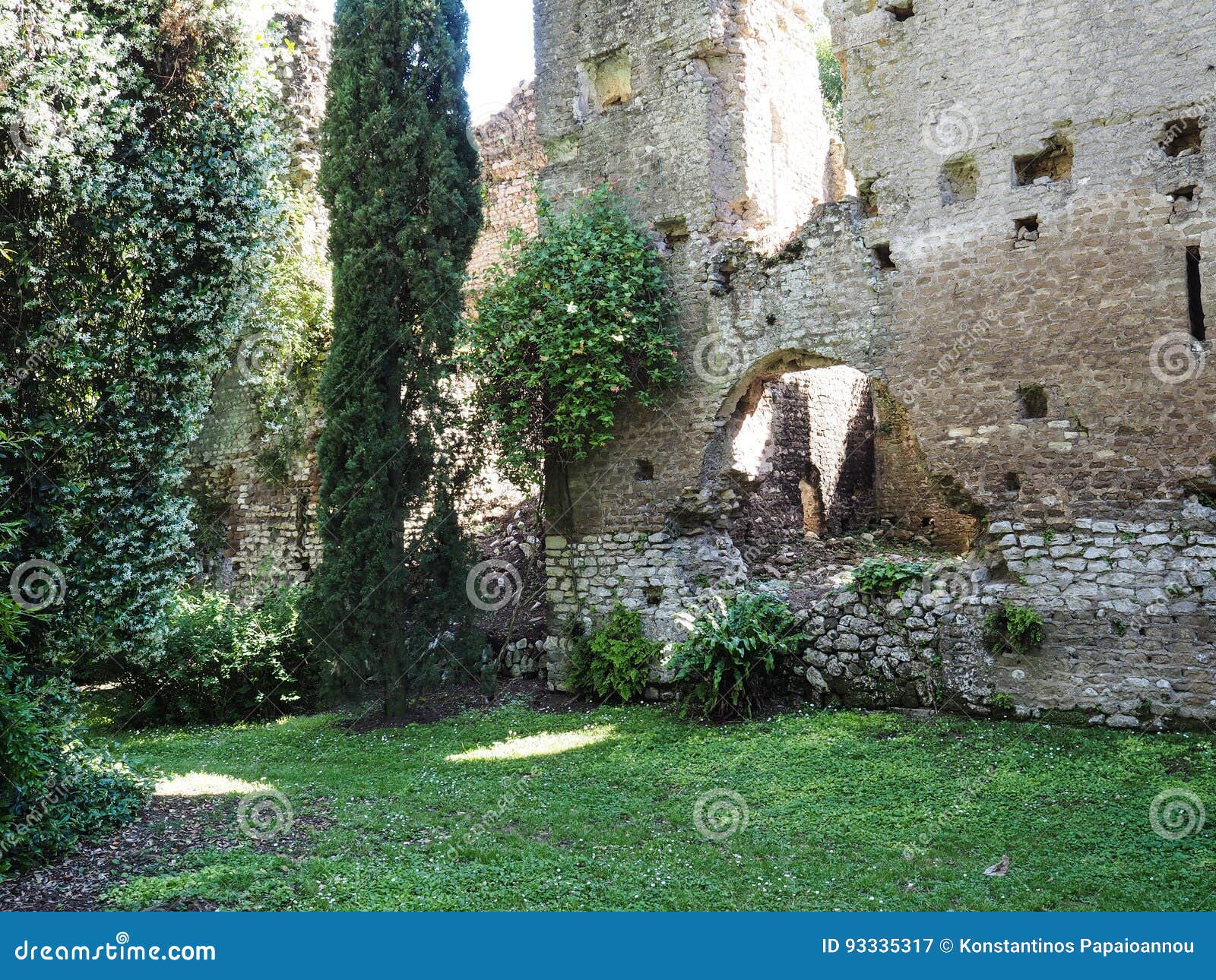 Der Garten Von Ninfa in Italien Stockbild Bild von grenzstein, ruine