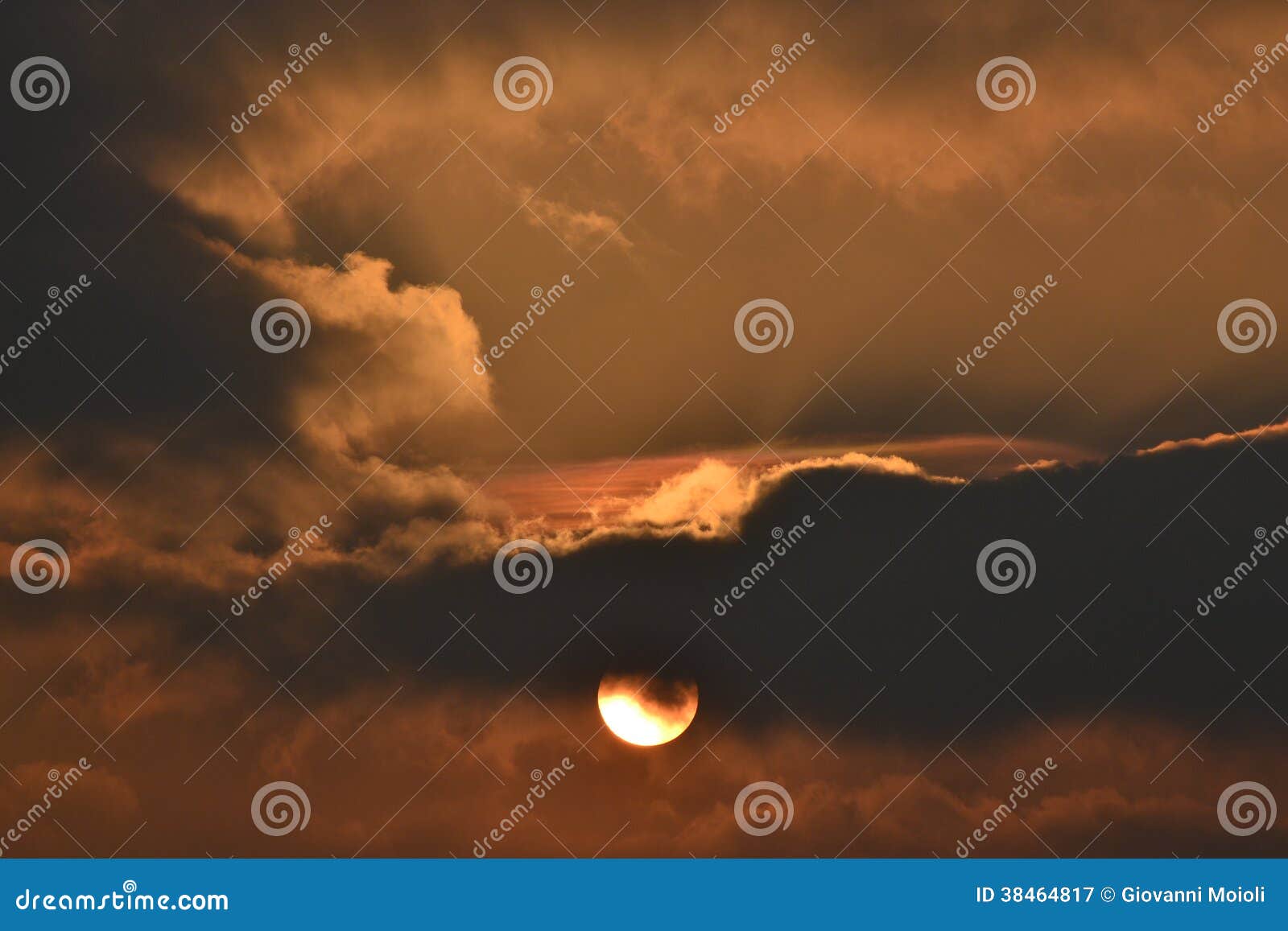 Der große Sonnenuntergang. Dieses Foto stellt einen Sonnenuntergang dar. die Sonne wird teilweise durch die Wolken bedeckt. Das Licht der Sonne und die Farben der Wolken schaffen eine erstaunliche Atmosphäre