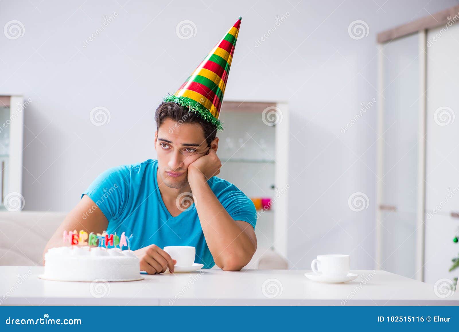 Der Junge Mann Der Zu Hause Geburtstag Allein Feiert Stockfoto Bild Von Feiert Geburtstag