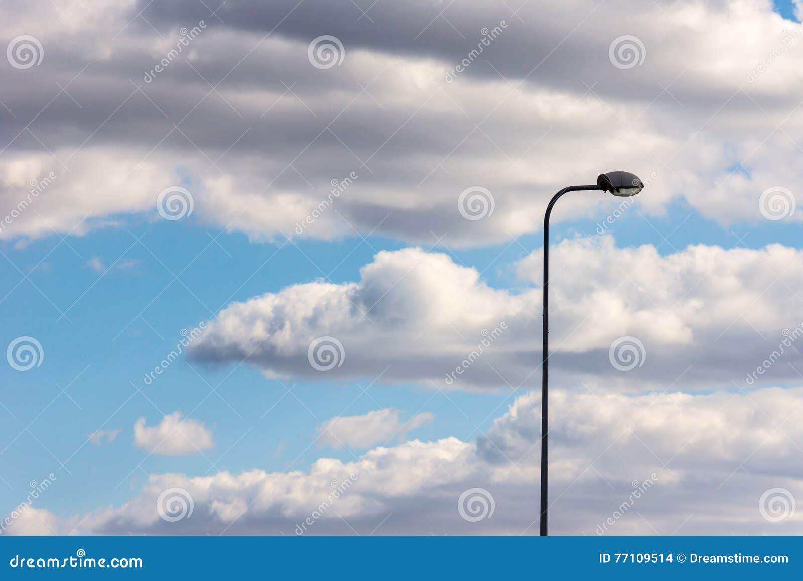 Der Laternenpfahl steht allein gegen den blauen Himmel