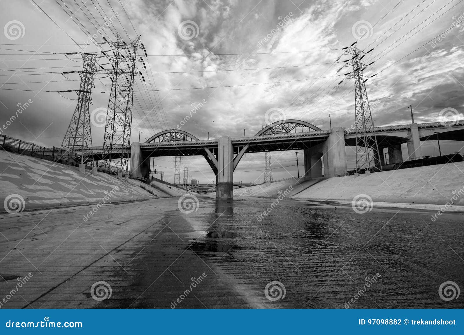 Der Los Angeles Fluss Und Alte 6 Die Strassen Brucke Schwarzweiss Stockfoto Bild Von Fluss Brucke 9709