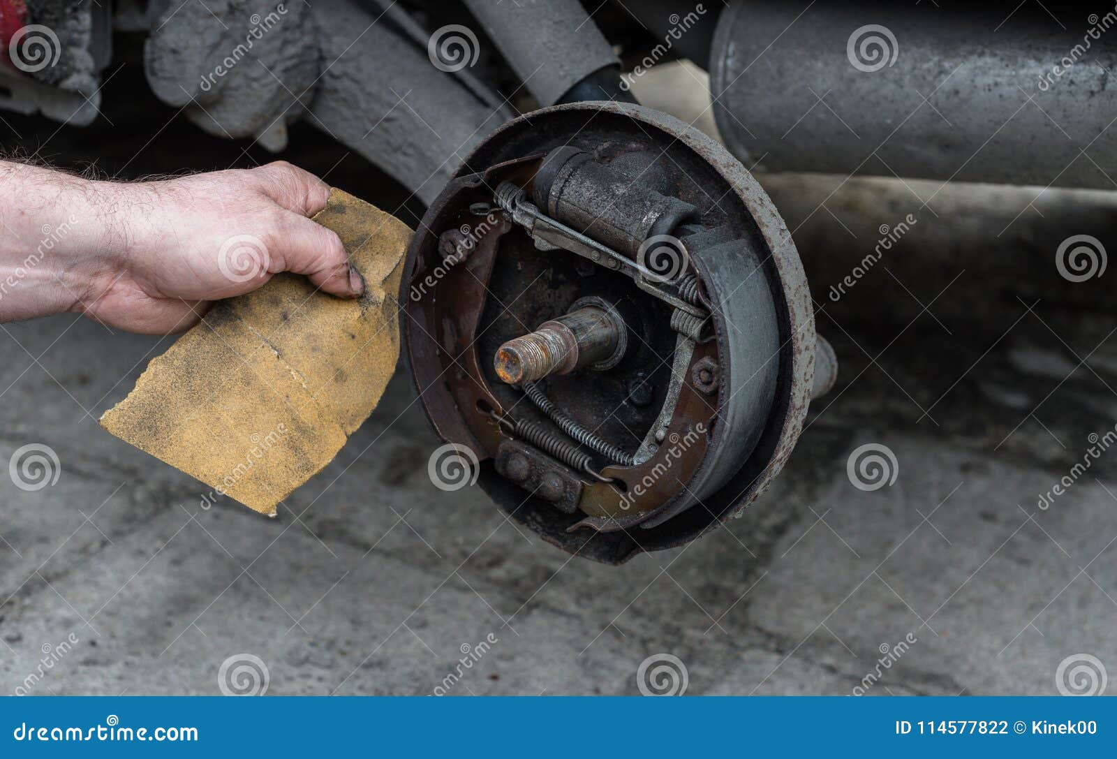 Der Mann, Der Bremstrommeln Für Auto Repariert Und Säubert Bremsbeläge Mit  Sandpapier Stockfoto - Bild von ausrüstung, nahaufnahme: 114577822