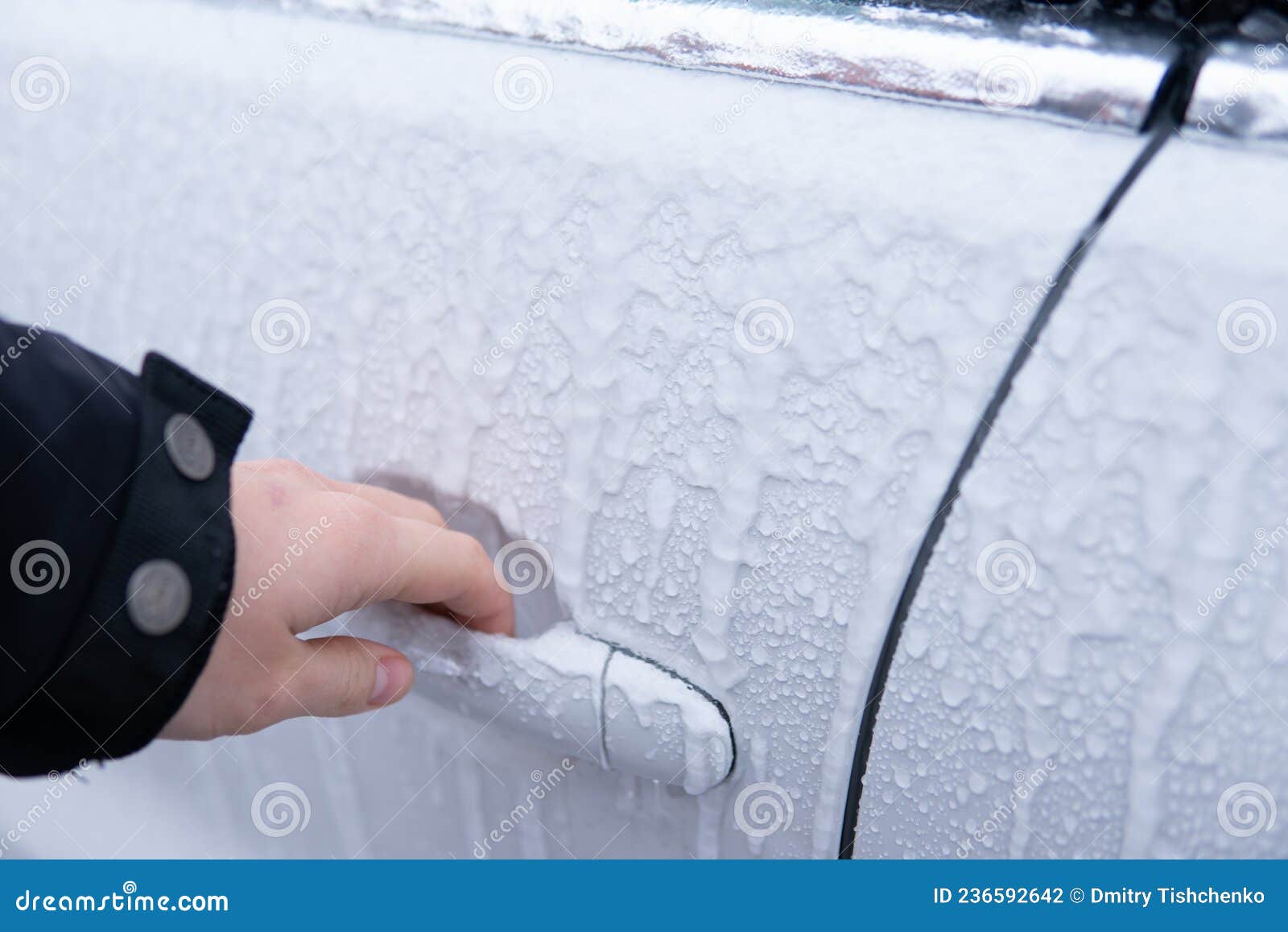 Die Autotür Klopfen Frostige Muster Auf Einem Komplett Mit Rädern