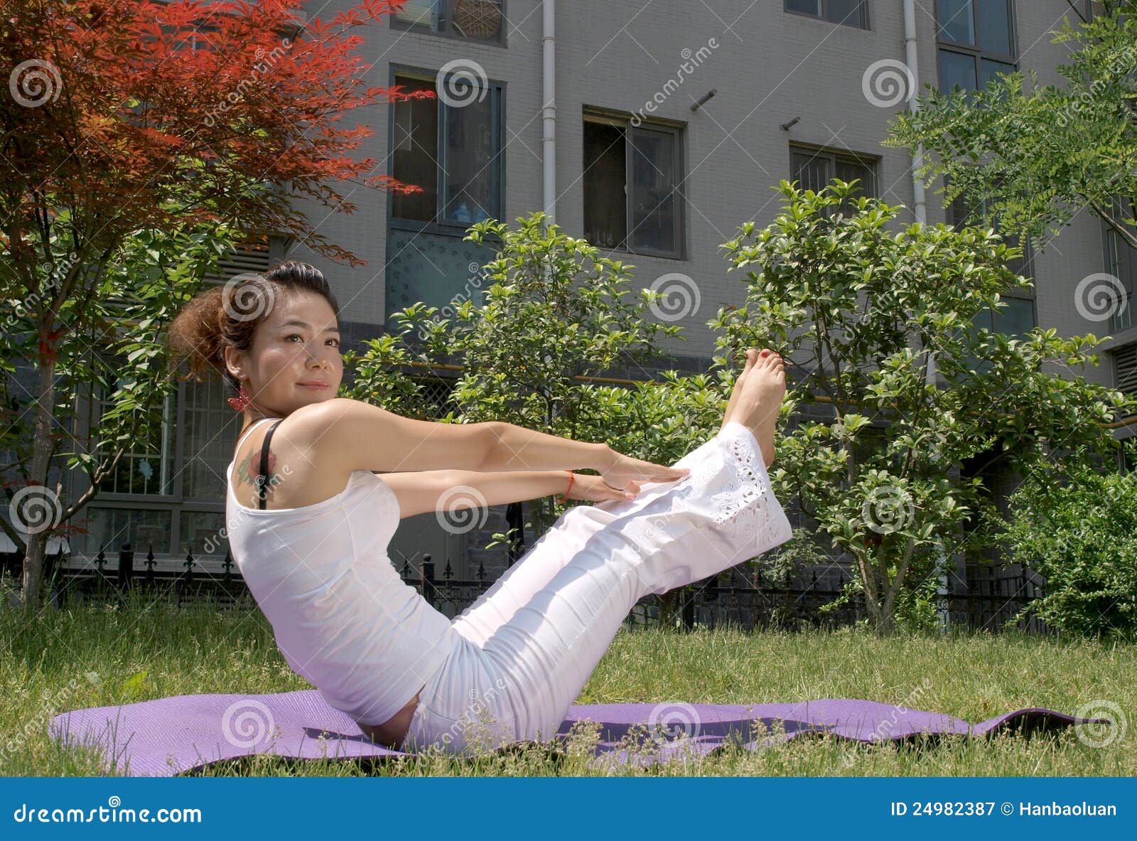 Der Rasen von Yoga stockbild. Bild von introvertiertheit 24982387