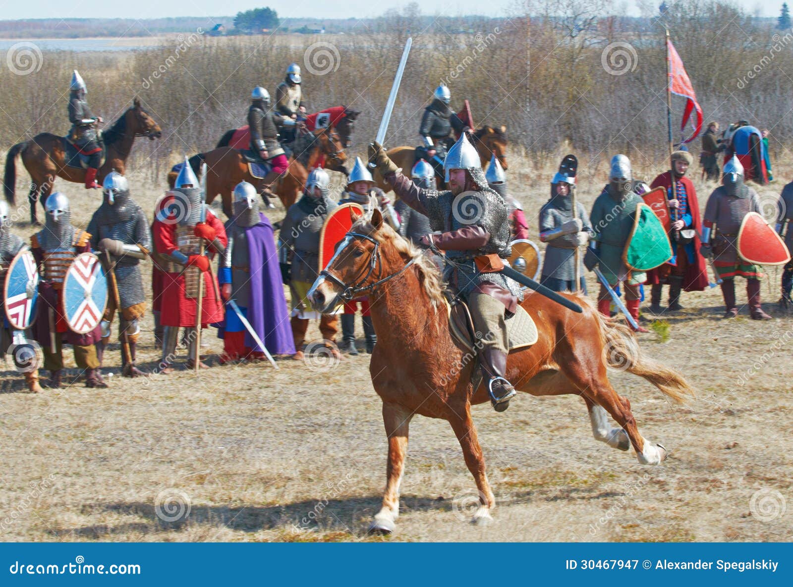 Der Ritter auf einem Pferd redaktionelles stockfotografie. Bild von