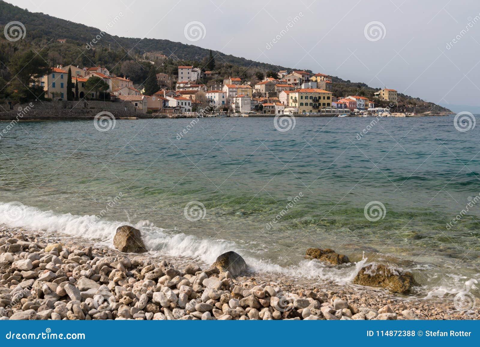 Der Strand Von Valun An Einem Bewolkten Tag Im Fruhjahr Redaktionelles Stockfoto Bild Von Zieleinheit Insel 114872388