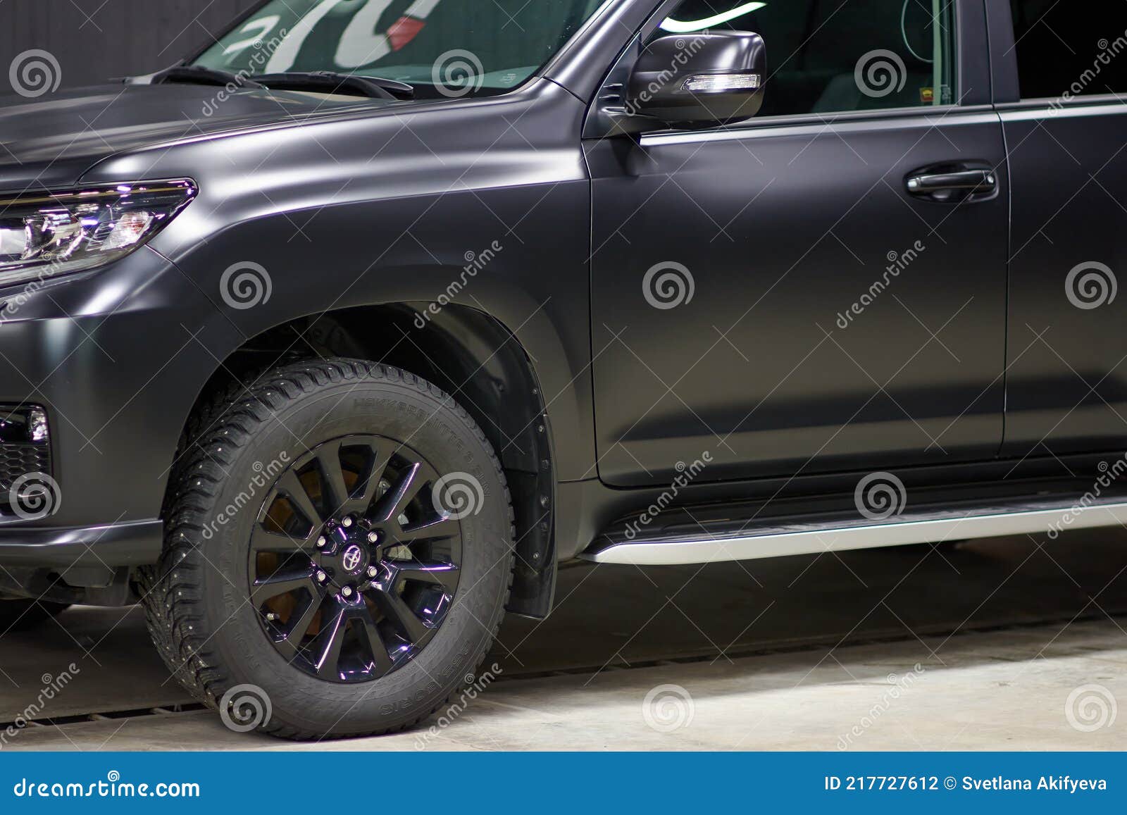 https://thumbs.dreamstime.com/z/der-toyota-land-cruiser-auto-mit-einer-schutzfarbe-und-lack-matt-film-von-schwarzer-farbe-bedeckt-ist-werkstatt-ppf-polyurethan-217727612.jpg