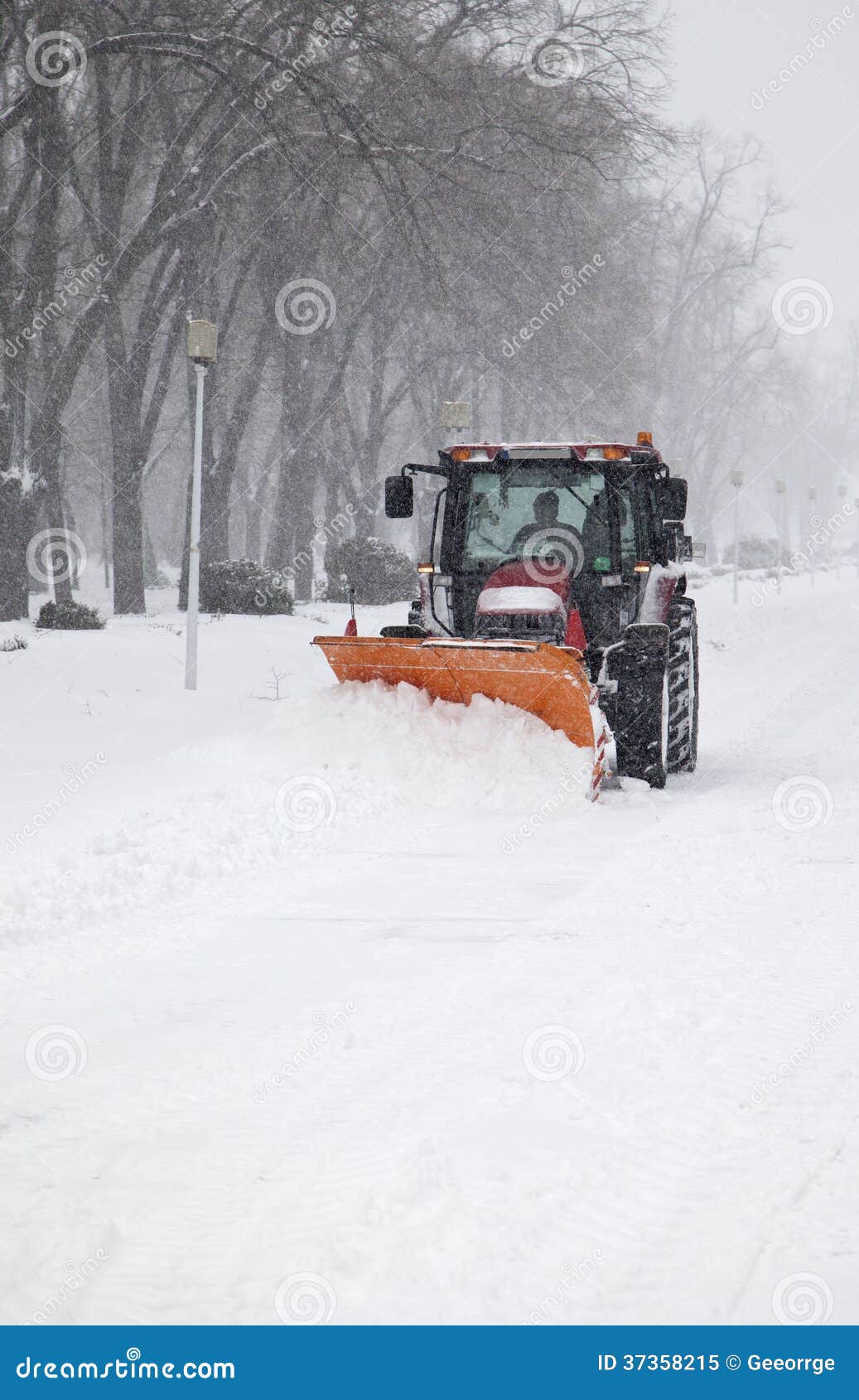 Der Traktorabbauschnee. Der große Traktorabbauschnee im Park