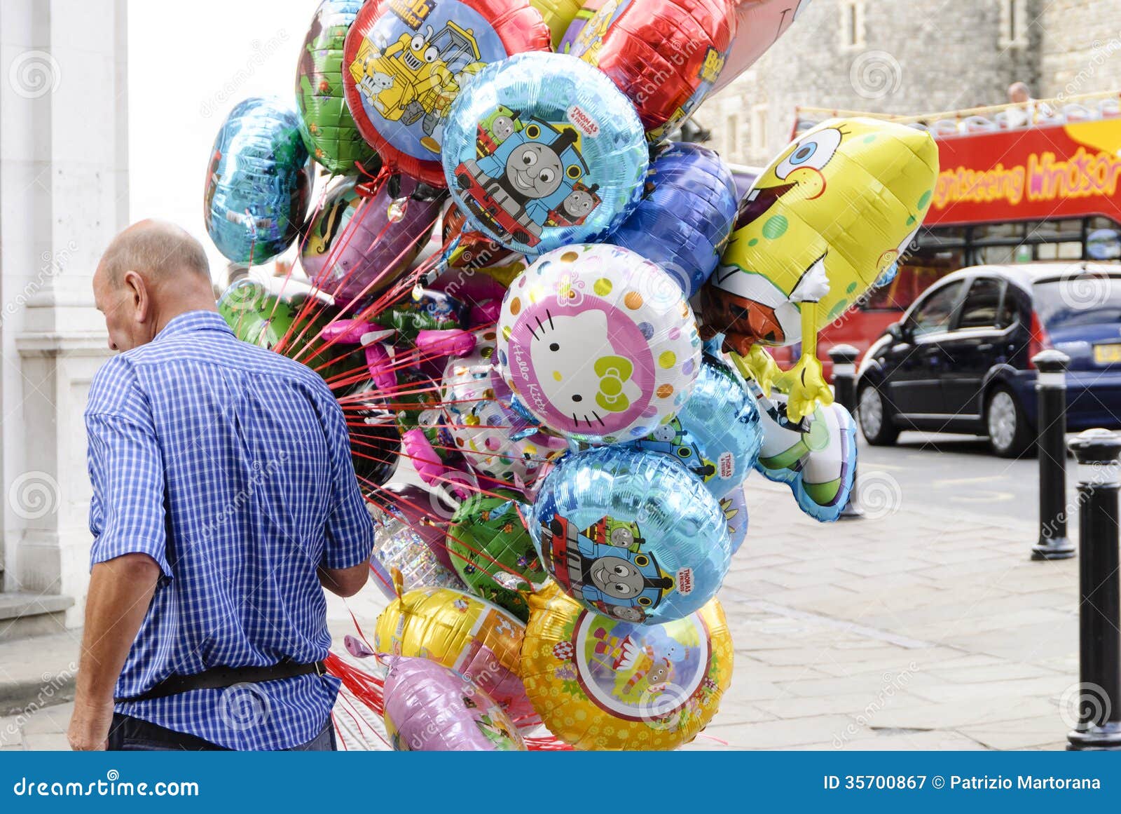 Der Traumverkäufer. Verkäufer macht Sie Traum von den bunten Ballonkindern in einer Straße von Windsor Castle.