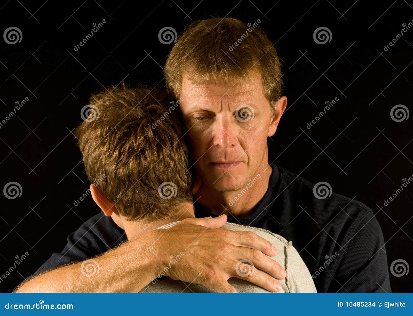 Der Vater, schreiend, umarmt Sohn. Emotionales Portrait des Vaters, Riss auf seiner Backe, Umarmen/seinen Sohn tröstend.