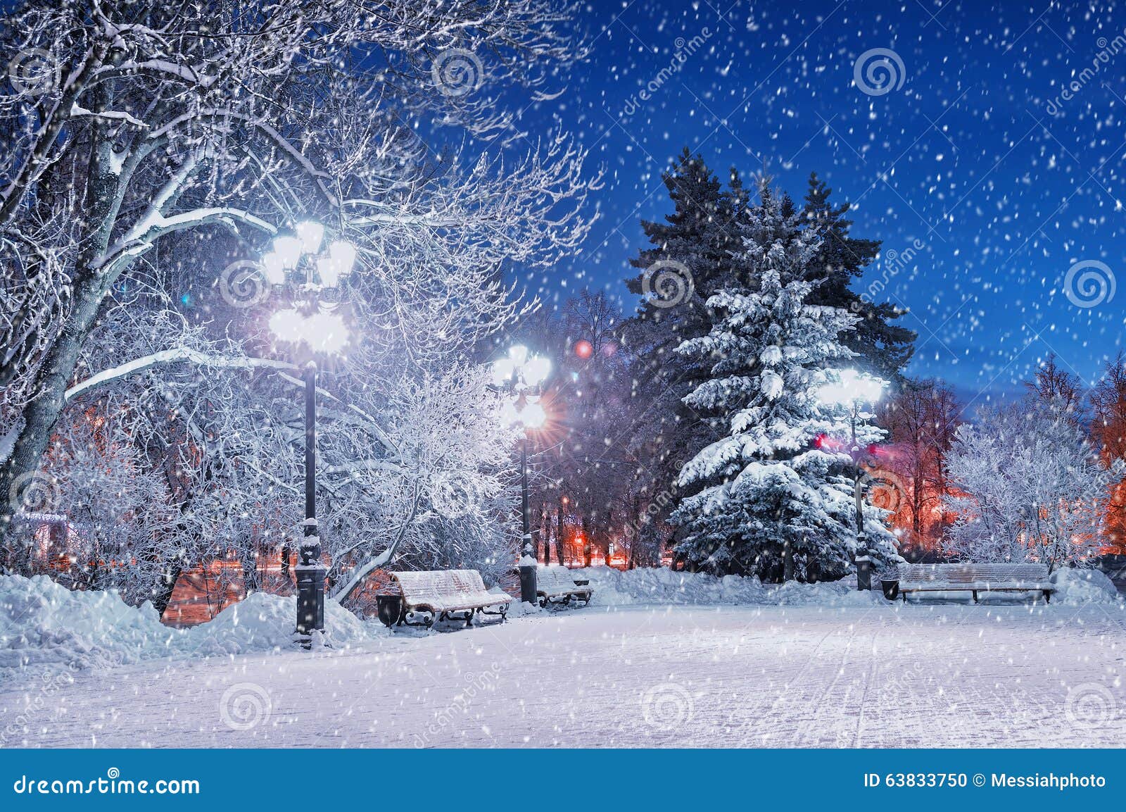 Der Winterabend Im Park Der Kremlin Wird Im Fluss Reflektiert Stockfoto Bild Von Reflektiert Kremlin