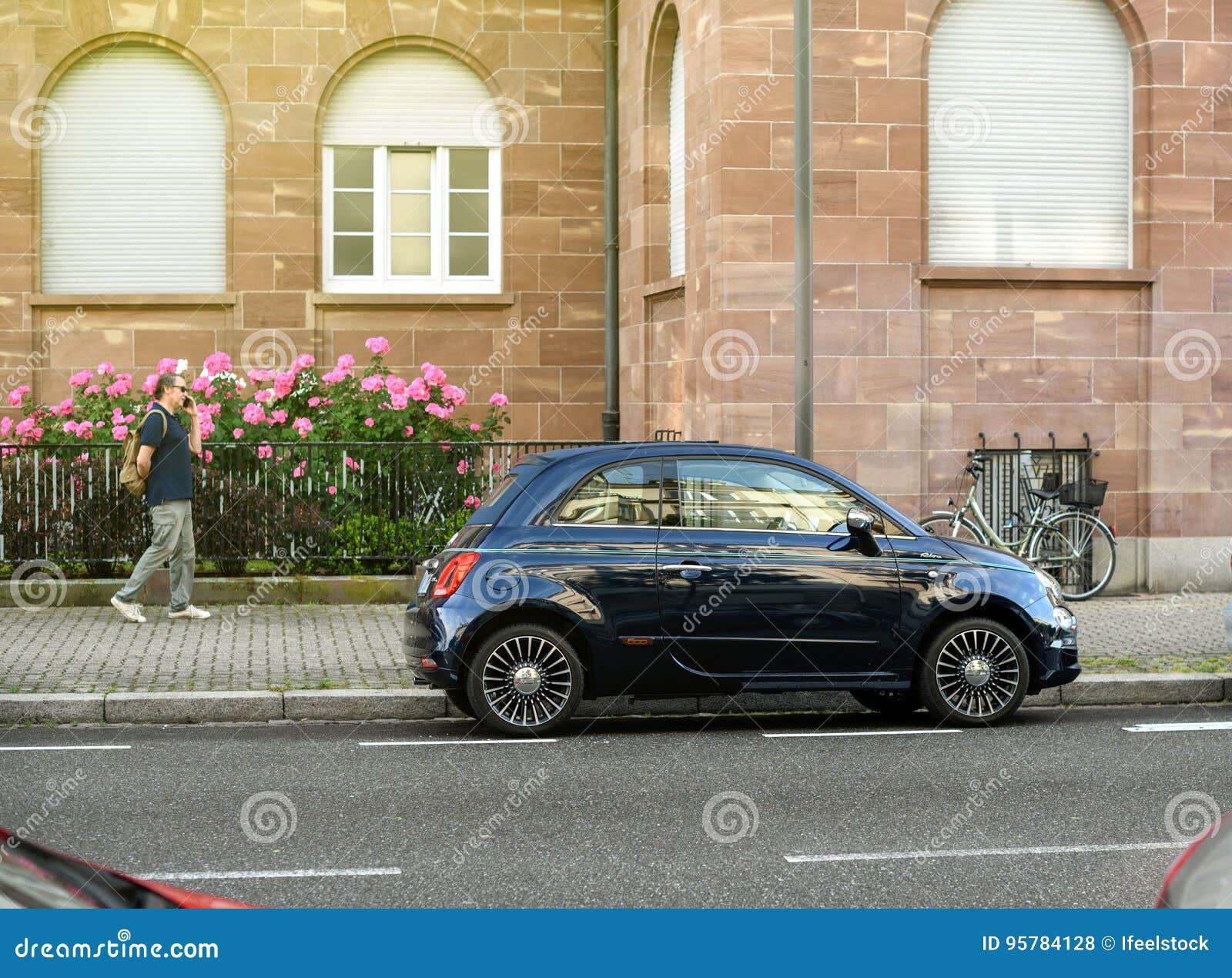 Der Yachtautomarke Fiats 500 Riva Auto Admirre Alterer Mann Redaktionelles Stockfoto Bild Von Ikone Konzept Der Yachtautomarke Fiats 500 Riva Auto Admirre Alterer Mann Redaktionelles Stockfoto Bild Von Ikone Konzept