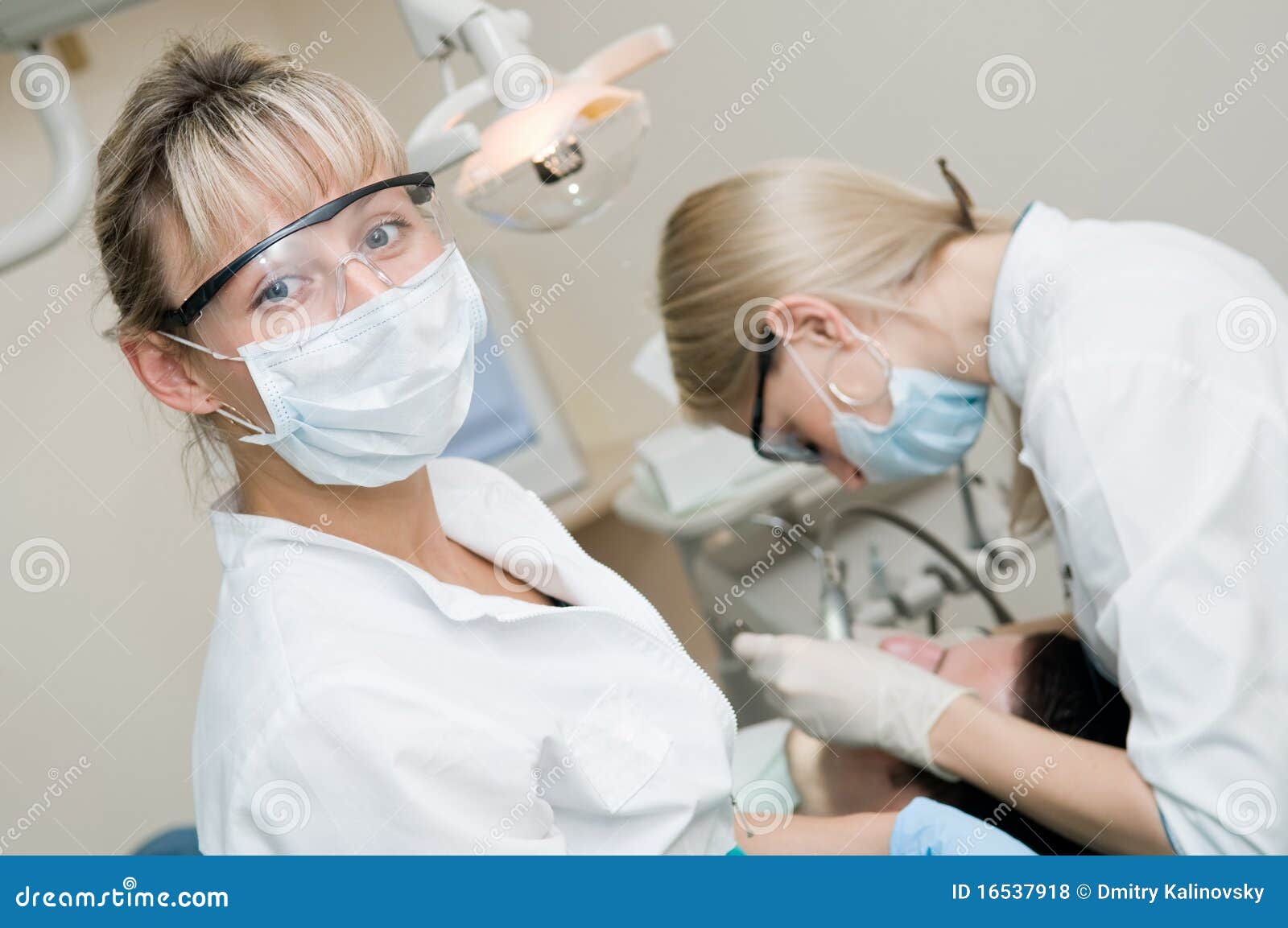 An der Zahnarztklinik stockfoto. Bild von erwachsener 16537918