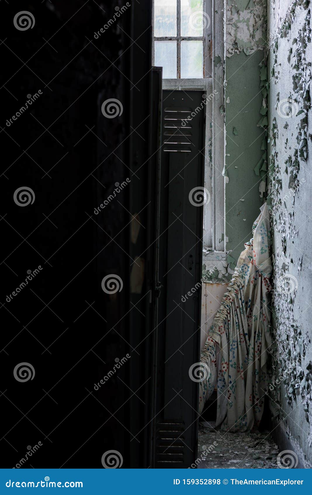 Dijk Land helder Derelict Locker Room + Gestorte Gordijnen - Verlaten Central Islip State  Hospital - New York Stock Foto - Image of glas, geduldig: 159352898