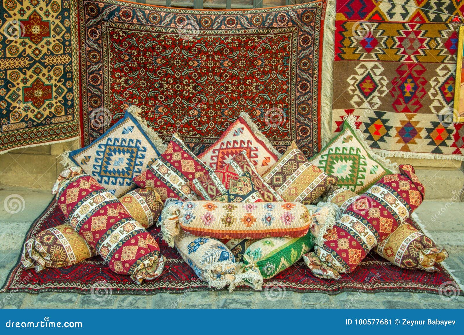 Cuscini Preziosi.Derida Su Di Molti Tappeti Azeri Colorati Antichi Preziosi Della