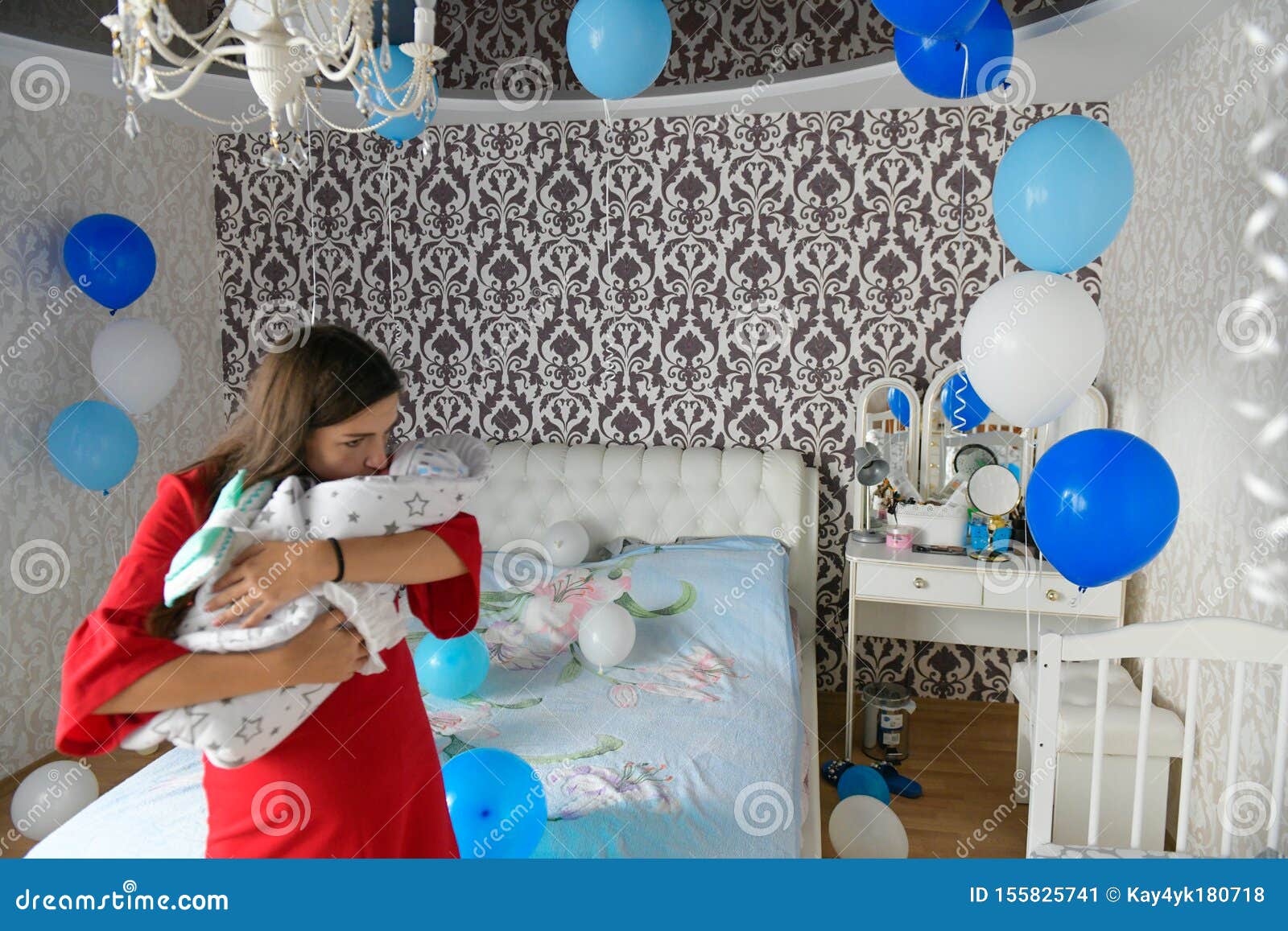 Des Balles Dans La Chambre Pour Une Jeune Maman. Surprise Ã La Maison.  CÃ©lÃ©bration De La Naissance D'un Nouveau Membre De La Fa Image stock -  Image du attrayant, heureux: 155825741