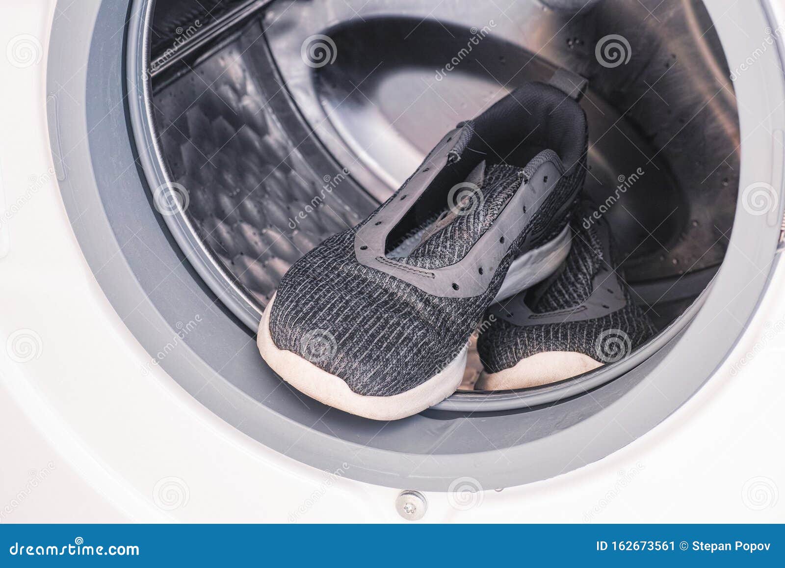 Des Baskets Dans La Machine A Laver Image Stock Image Du Domestique Nage 162673561