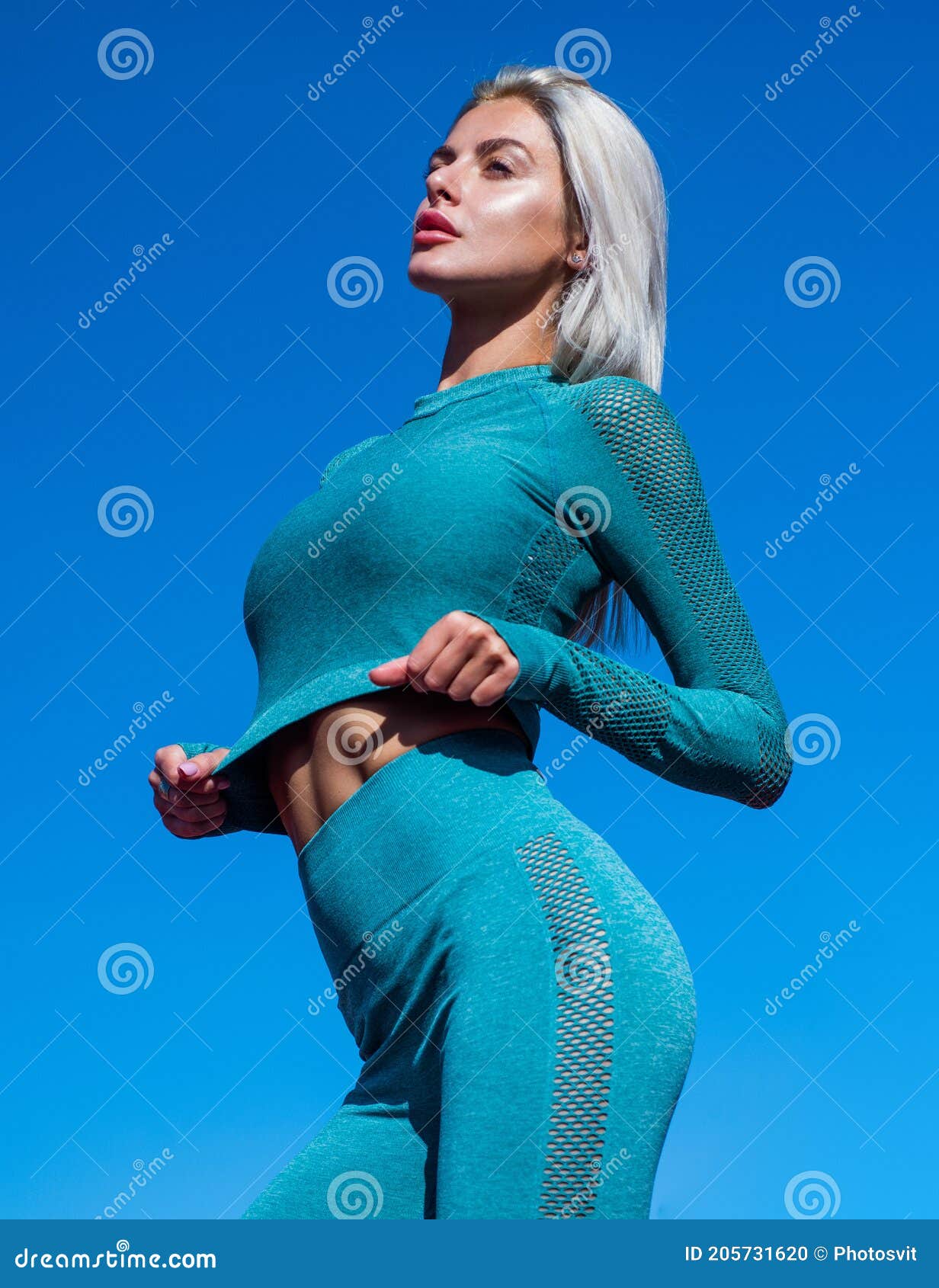 Desafiar. Moda Deportiva. Dieta Saludable. La Señora Tiene El Culo  Apretado. Mujer Con Ropa Deportiva. Mujer Sexy En Foto de archivo - Imagen  de torso, éxito: 205731620