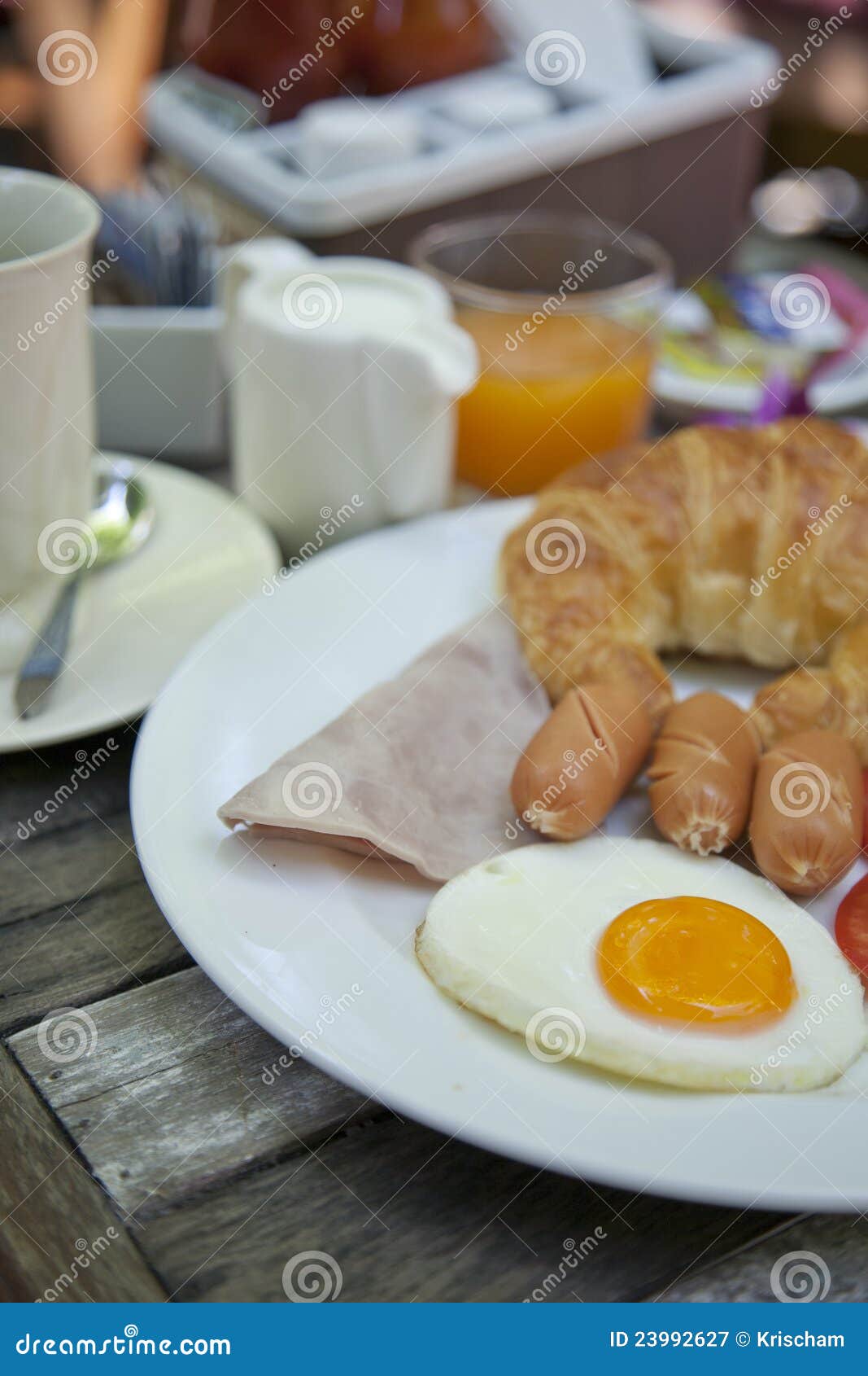 Desayuno americano. Croissant americano del desayuno en el vector de madera