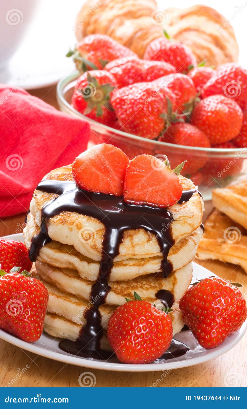 Desayuno con las crepes foto de archivo. Imagen de rebanado 19437644