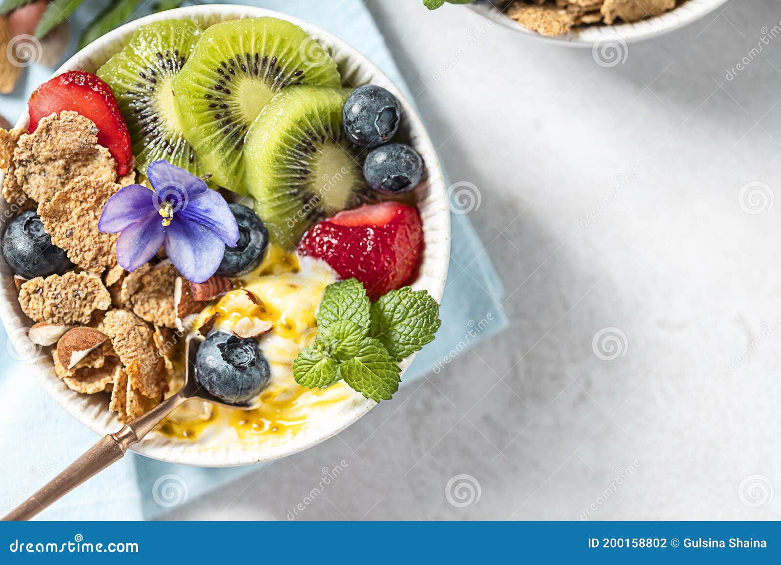 Desayuno Con Yogur Griego Fresco, Fresas, Kiwi Y Granola Sobre Un Fondo De  Hormigón Claro Nutrición Alimenticia Saludable Foto de archivo - Imagen de  limpio, desayuno: 200158802