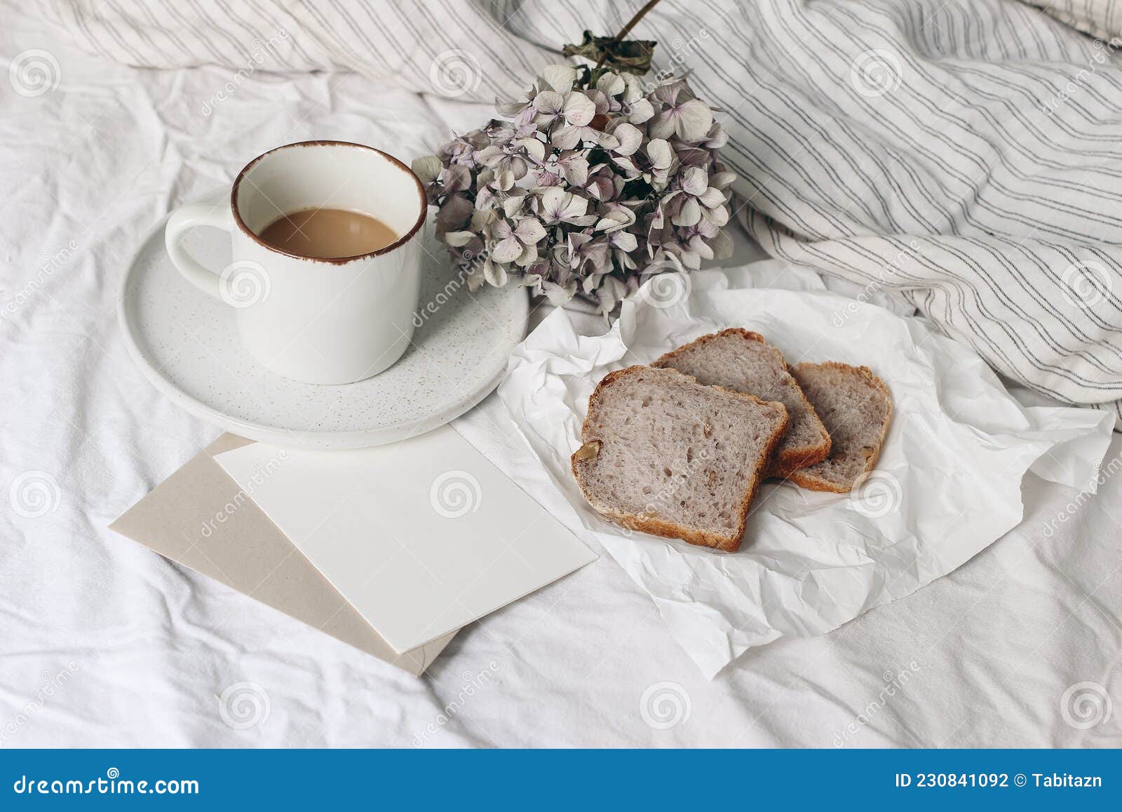 Desayuno Femenino Con Escenografía De La Vida En La Composición De La Cama.  Taza De Café Seca Hidrangea Flores Y Pan De Nueces Sob Foto de archivo -  Imagen de alimento, desayuno: