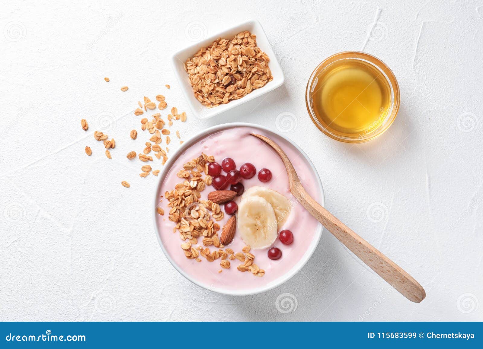 Desayuno sabroso con el yogur y el granola en la tabla, visión superior