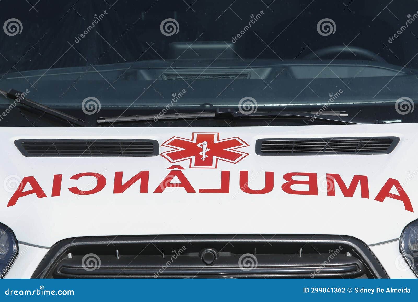 closeup of generic ambulance car description - in portuguese: ambulancia