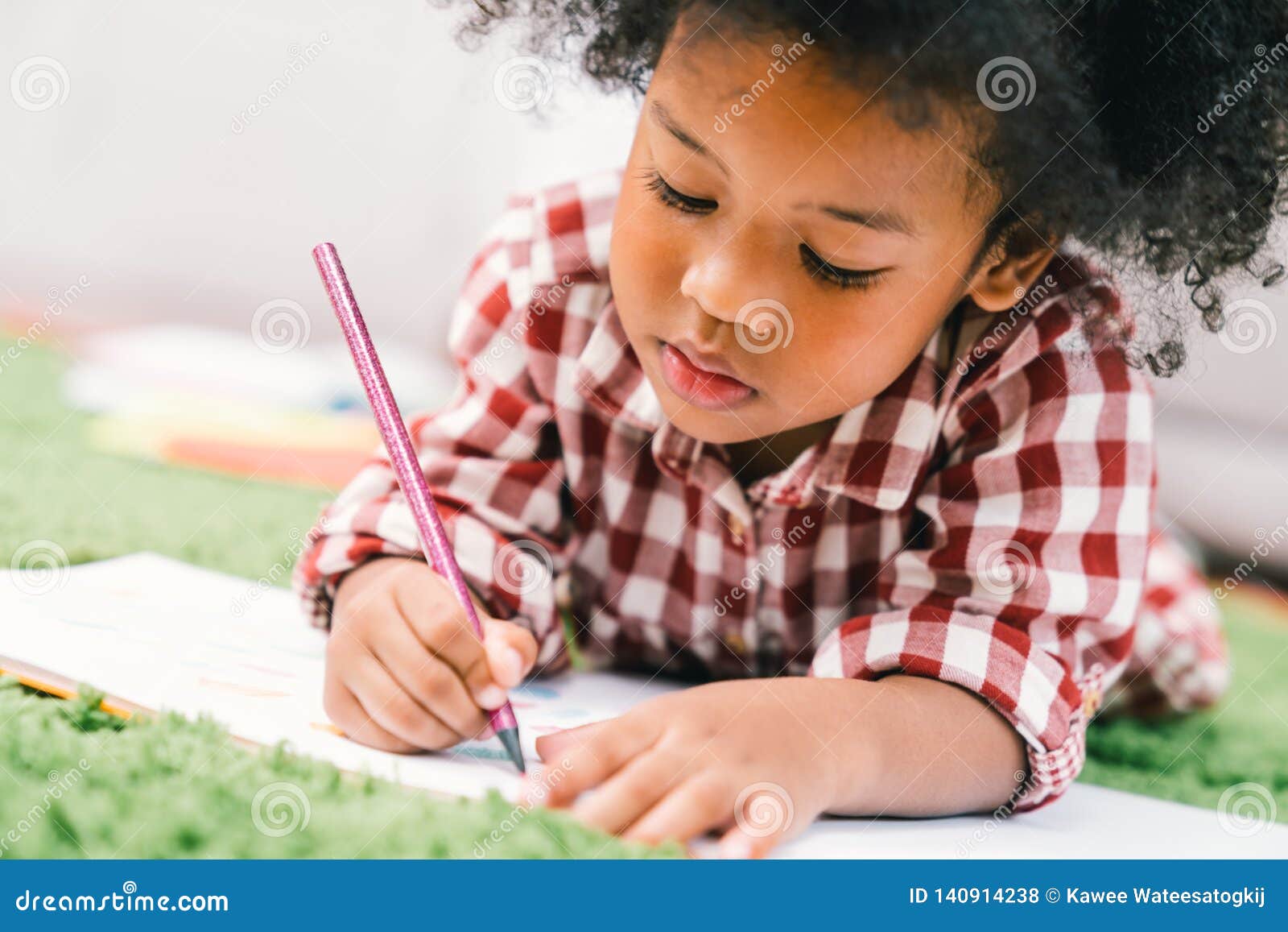 Livro de colorir para crianças ilustração com um lindo desenho de menina e  menino ensinando sobre educação online