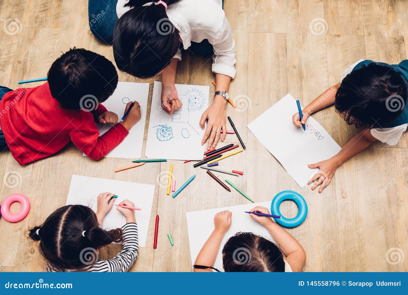 Uma Família Asiática Com Crianças Desenho E Pintura Na Mesa Na