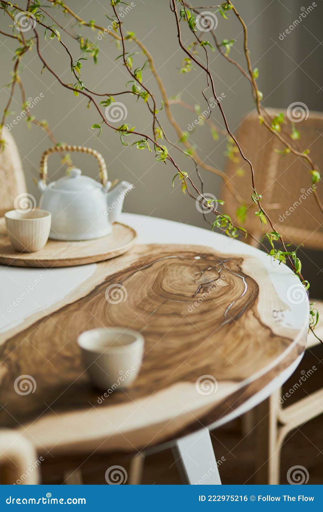 Um jogo de chá com bule sobre uma mesa e ao lado da cadeira