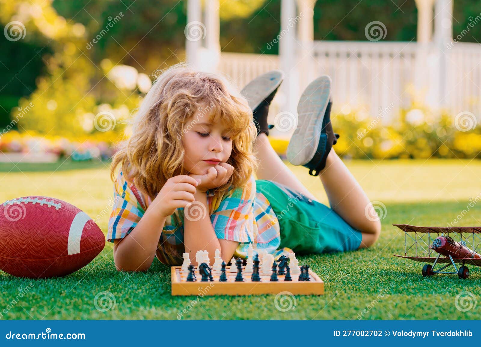 Jogos De Verão E Atividades Ao Ar Livre Para Crianças. Desenvolvimento  Precoce. Garoto Pensando No Xadrez No Parque De Verão. O Co Imagem de Stock  - Imagem de escola, passatempo: 275275197