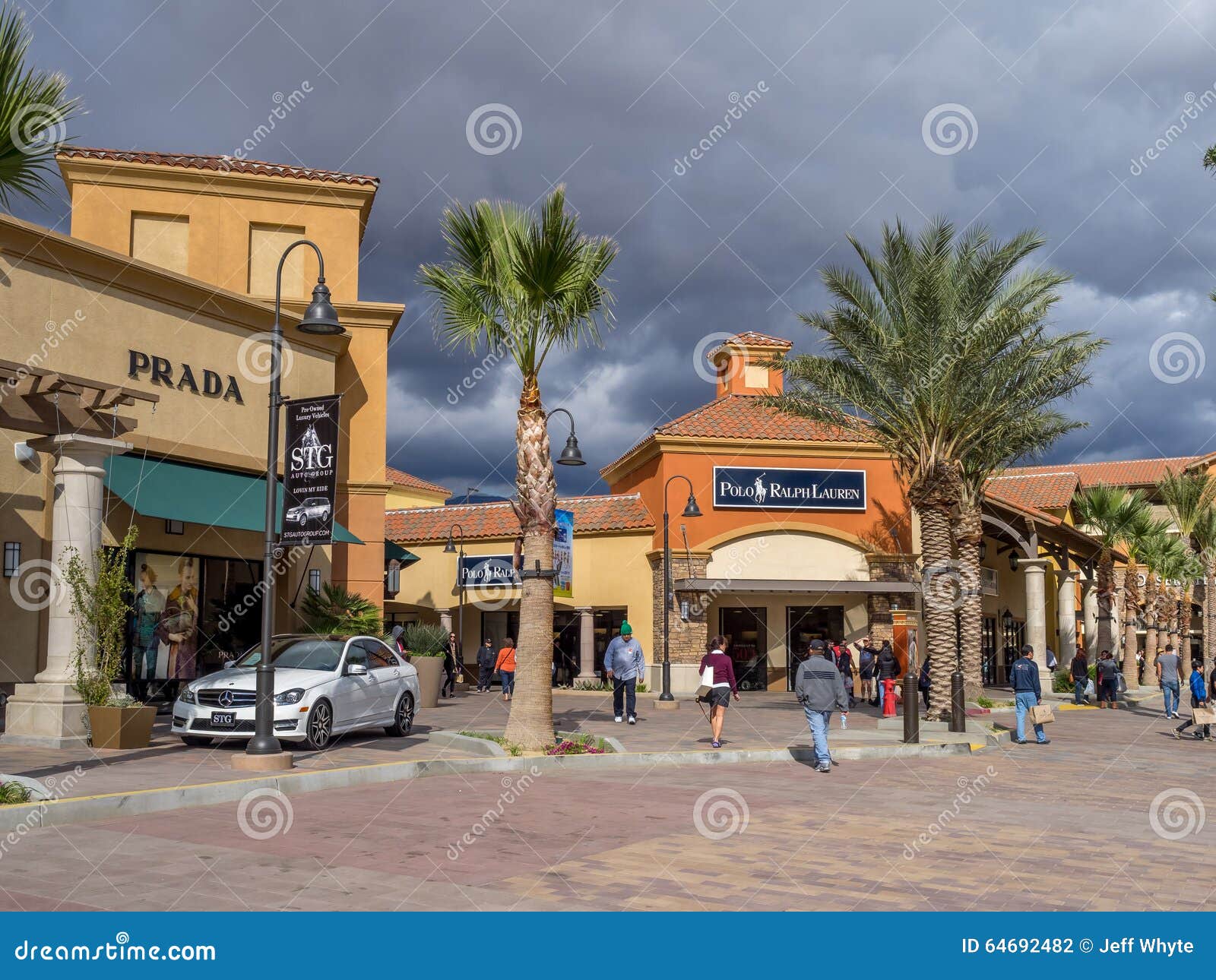 Desert Hills Premium Outlet Mall Editorial Photography - Image of department, commercial: 64692482