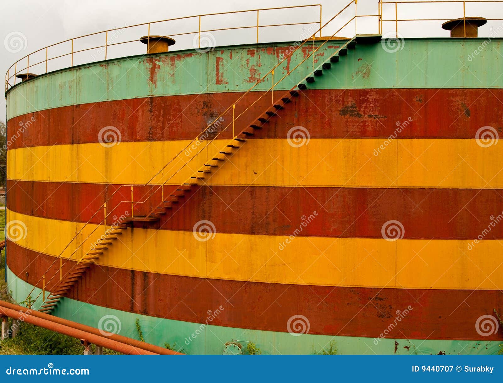 Desert oil tank stock image. Image of metal, petroleum 9440707
