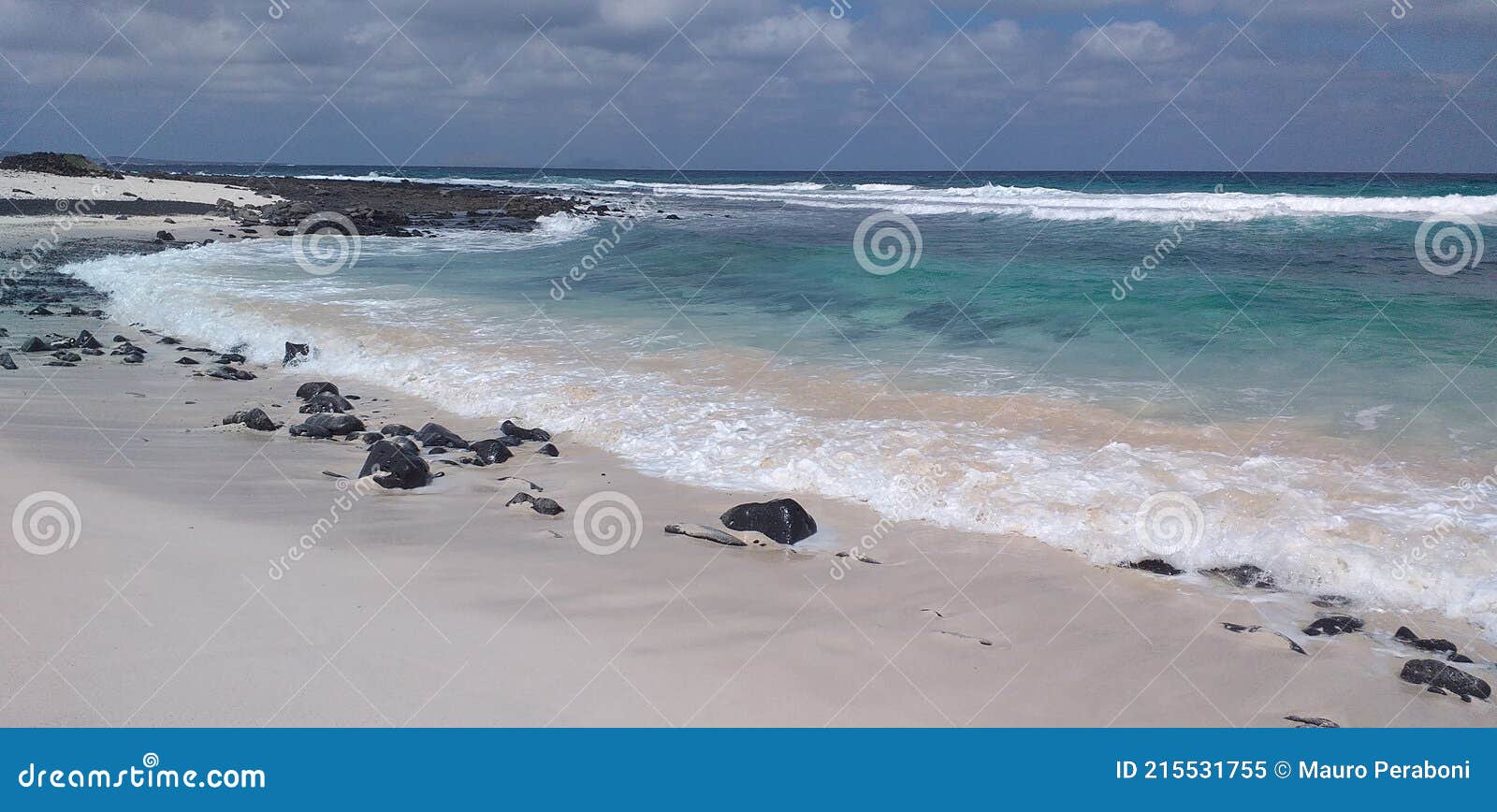 deserta spiaggia selvaggia con sabbia bianchissima