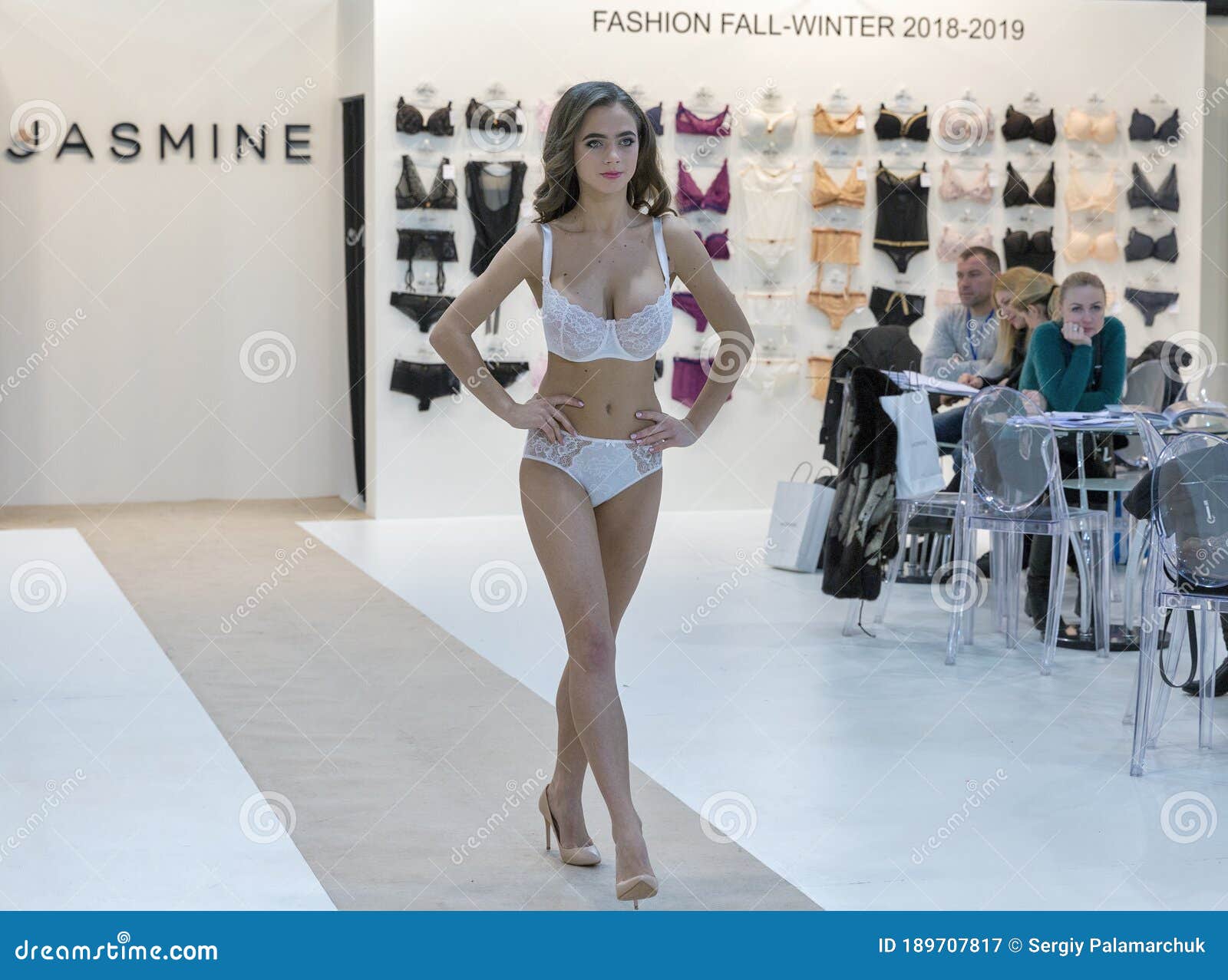 Desfile De Moda De En Kyiv De 2018 Ucrania editorial Imagen de industria, descifrar: 189707817