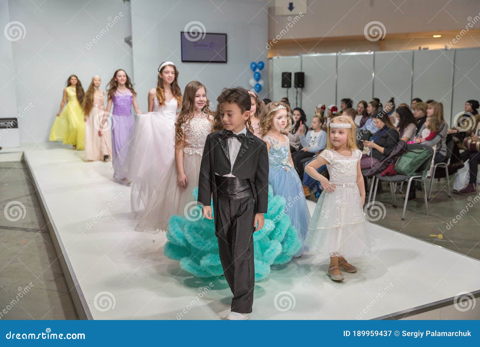 Desfile De Modas En Ucrania De Moda De Kiev 2018 editorial Imagen de manera, encanto: 189959437